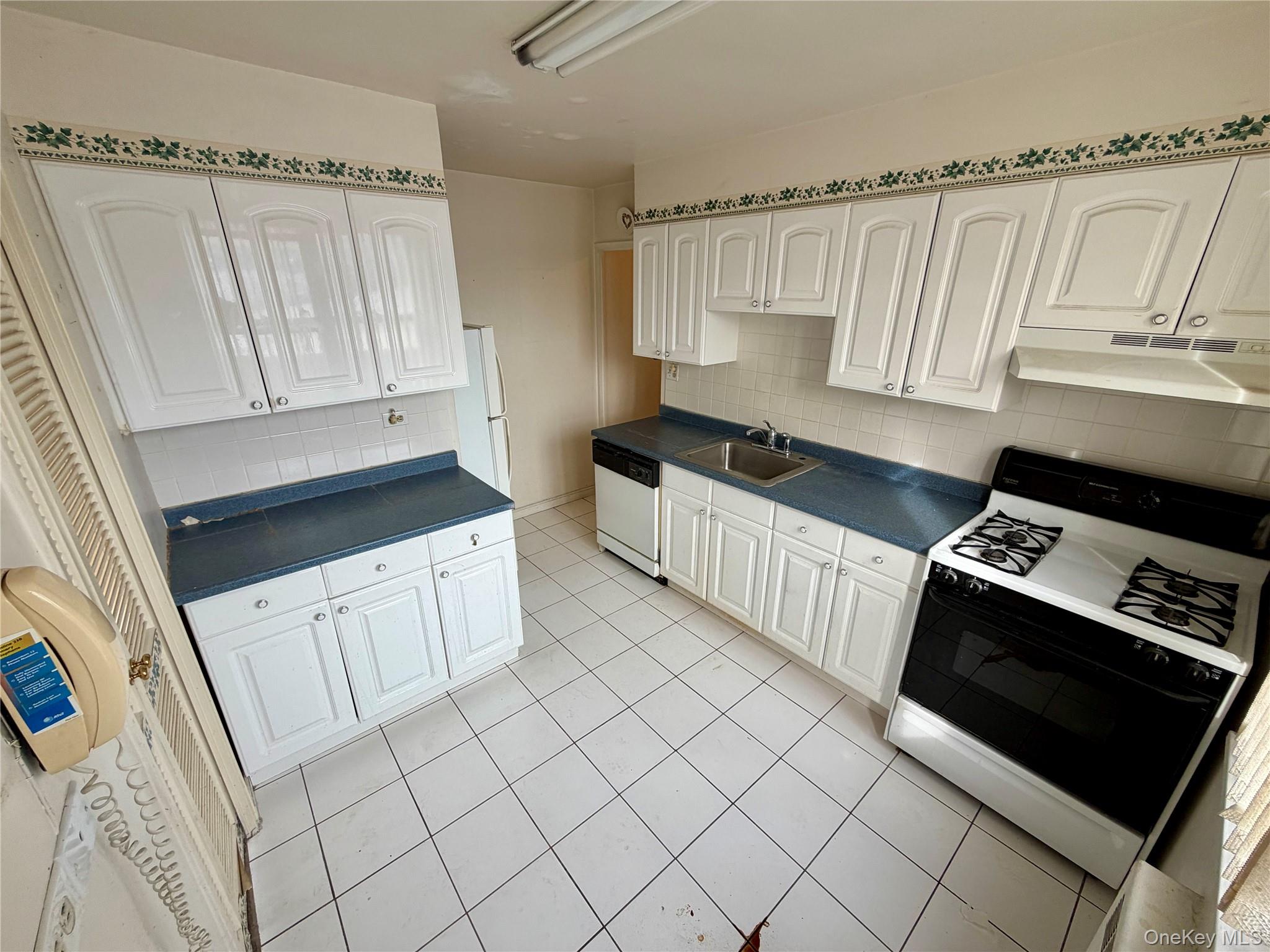 #20 photo, 70-25 Yellowstone Boulevard, फॉरेस्ट हिल्स Forest Hills , NY 11375