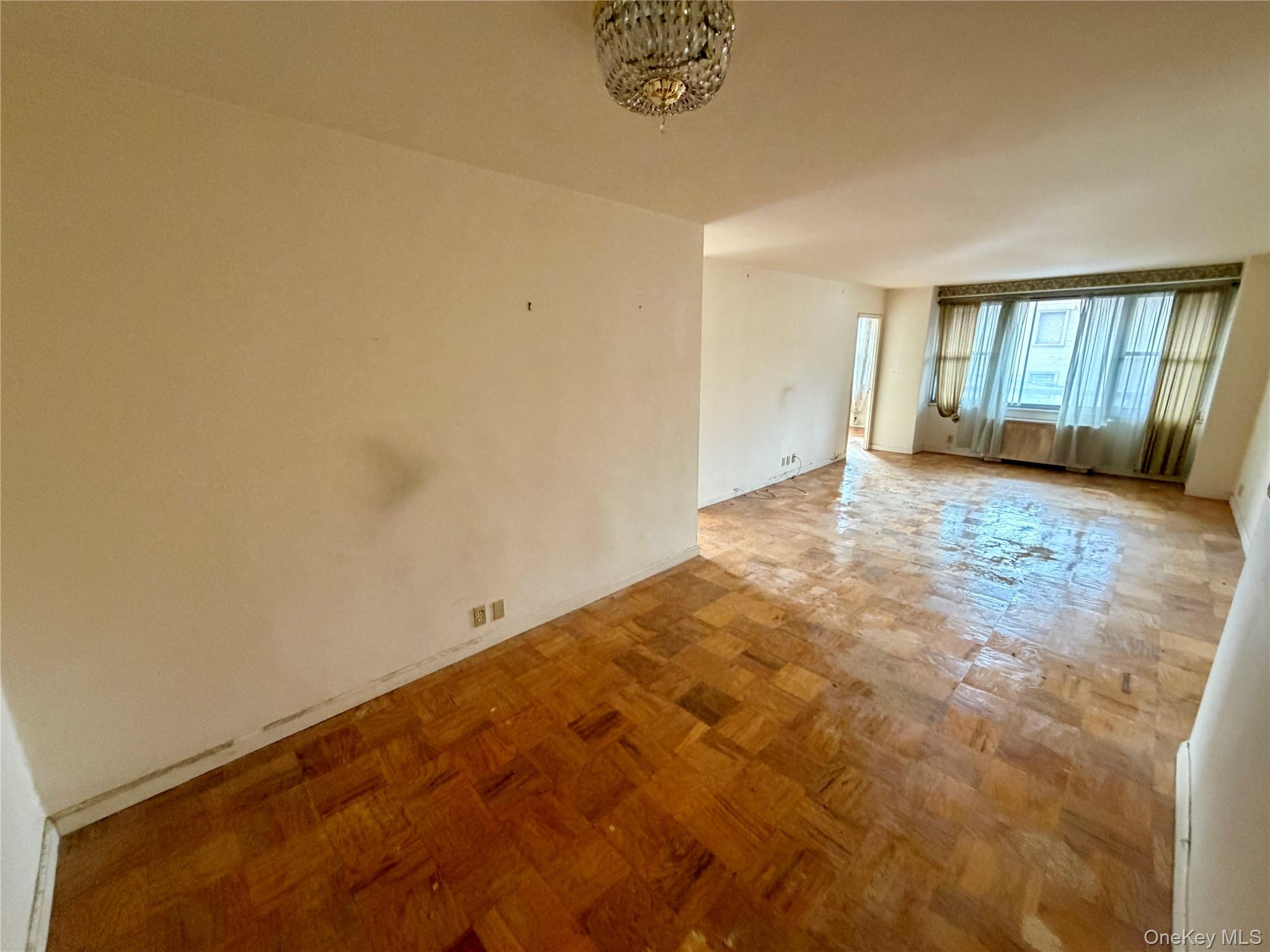 #4 photo, 70-25 Yellowstone Boulevard, फॉरेस्ट हिल्स Forest Hills , NY 11375