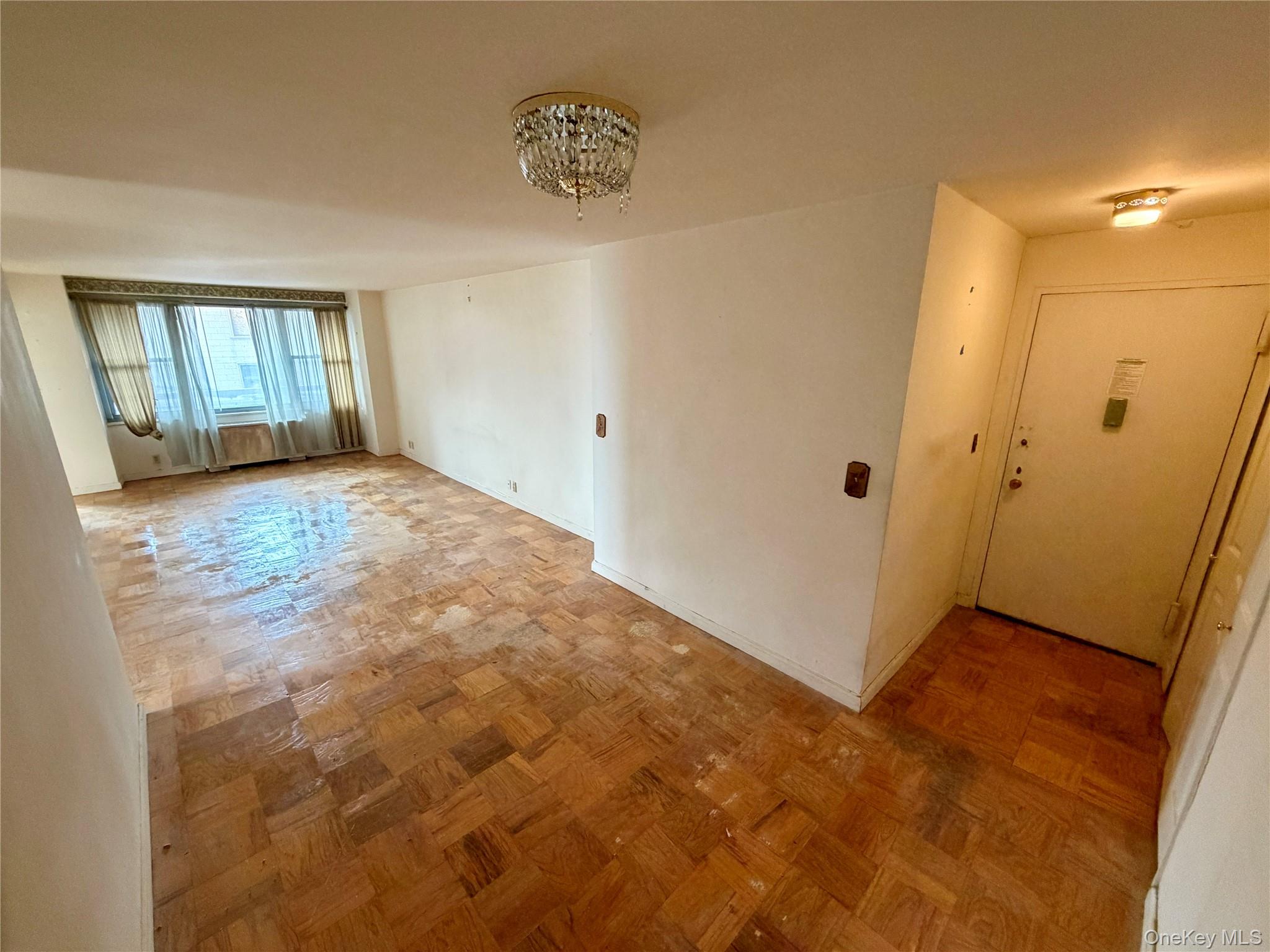 #5 photo, 70-25 Yellowstone Boulevard, फॉरेस्ट हिल्स Forest Hills , NY 11375