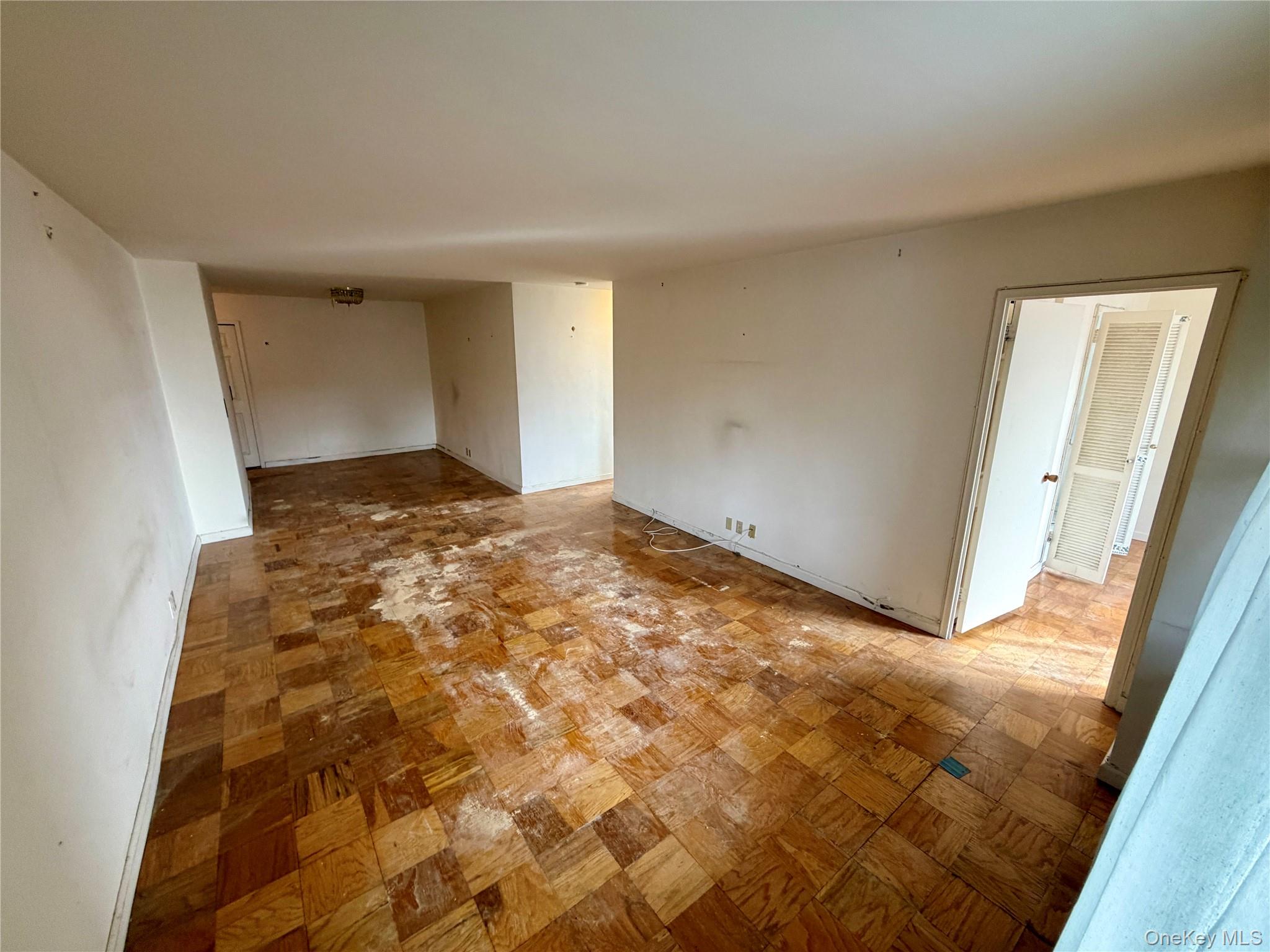 #6 photo, 70-25 Yellowstone Boulevard, फॉरेस्ट हिल्स Forest Hills , NY 11375