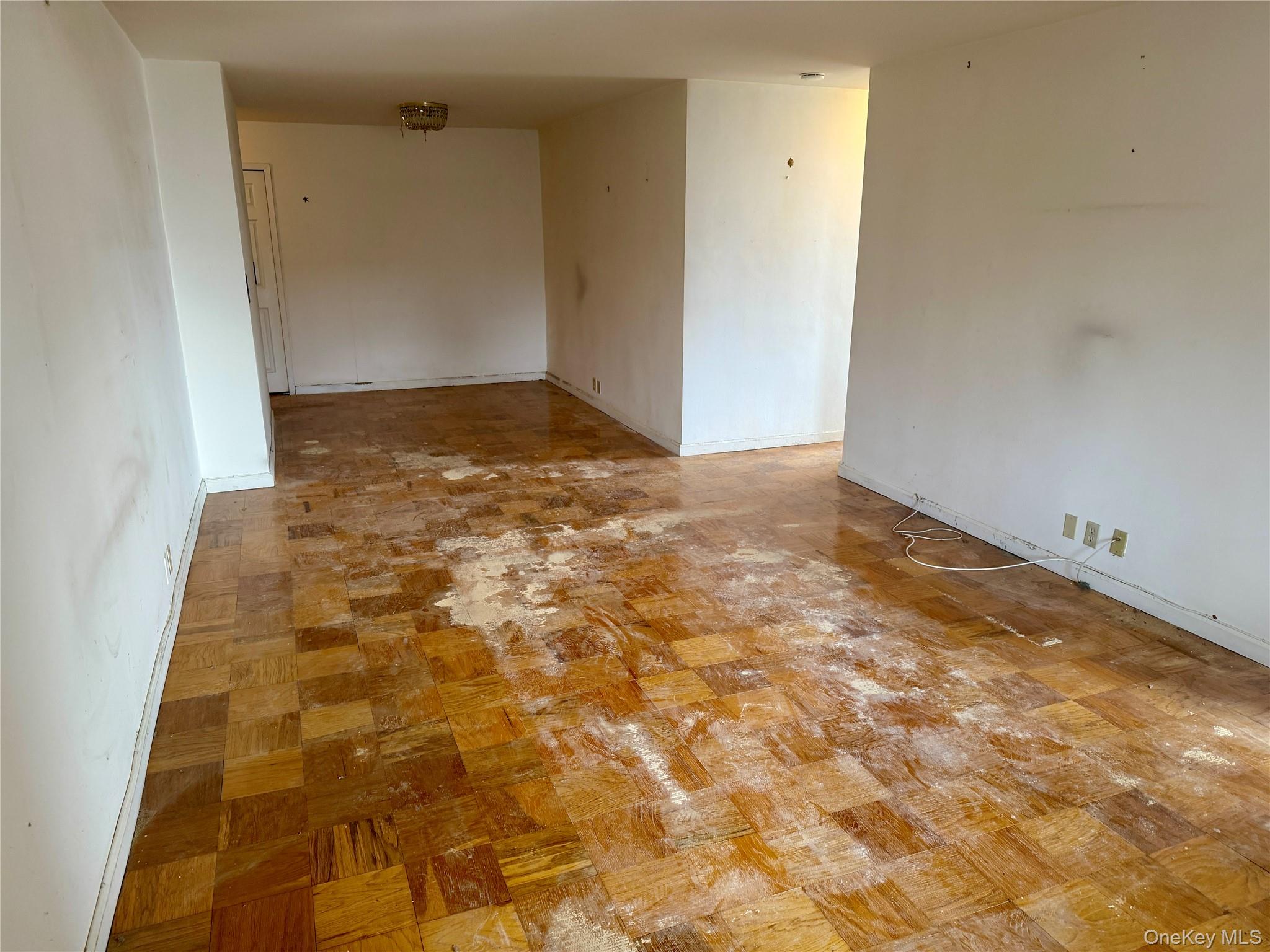 #7 photo, 70-25 Yellowstone Boulevard, फॉरेस्ट हिल्स Forest Hills , NY 11375