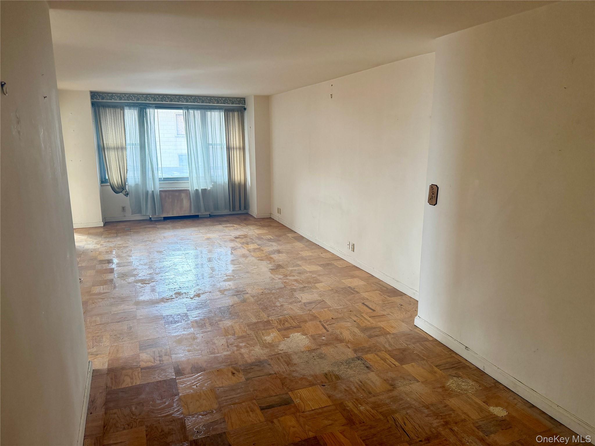 #8 photo, 70-25 Yellowstone Boulevard, फॉरेस्ट हिल्स Forest Hills , NY 11375