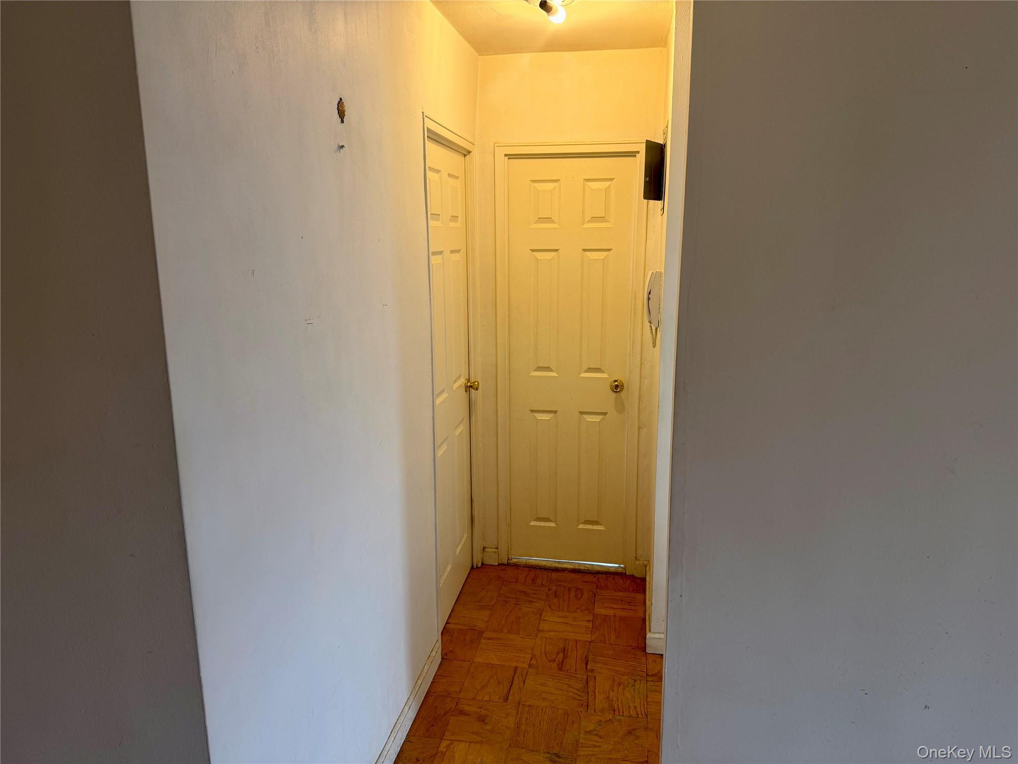 #9 photo, 70-25 Yellowstone Boulevard, फॉरेस्ट हिल्स Forest Hills , NY 11375