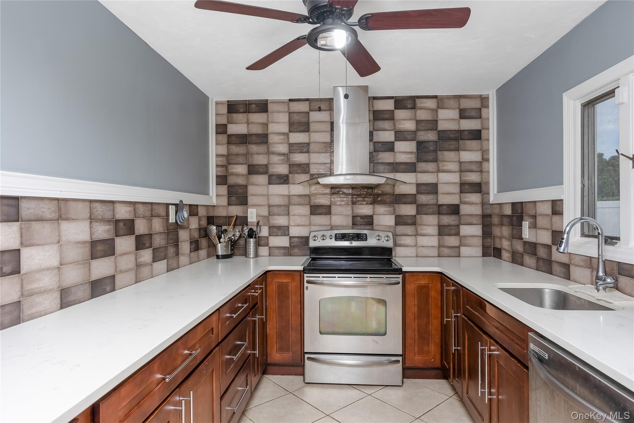 #4 photo, 1012 N Ontario Avenue, Lindenhurst , NY 11757