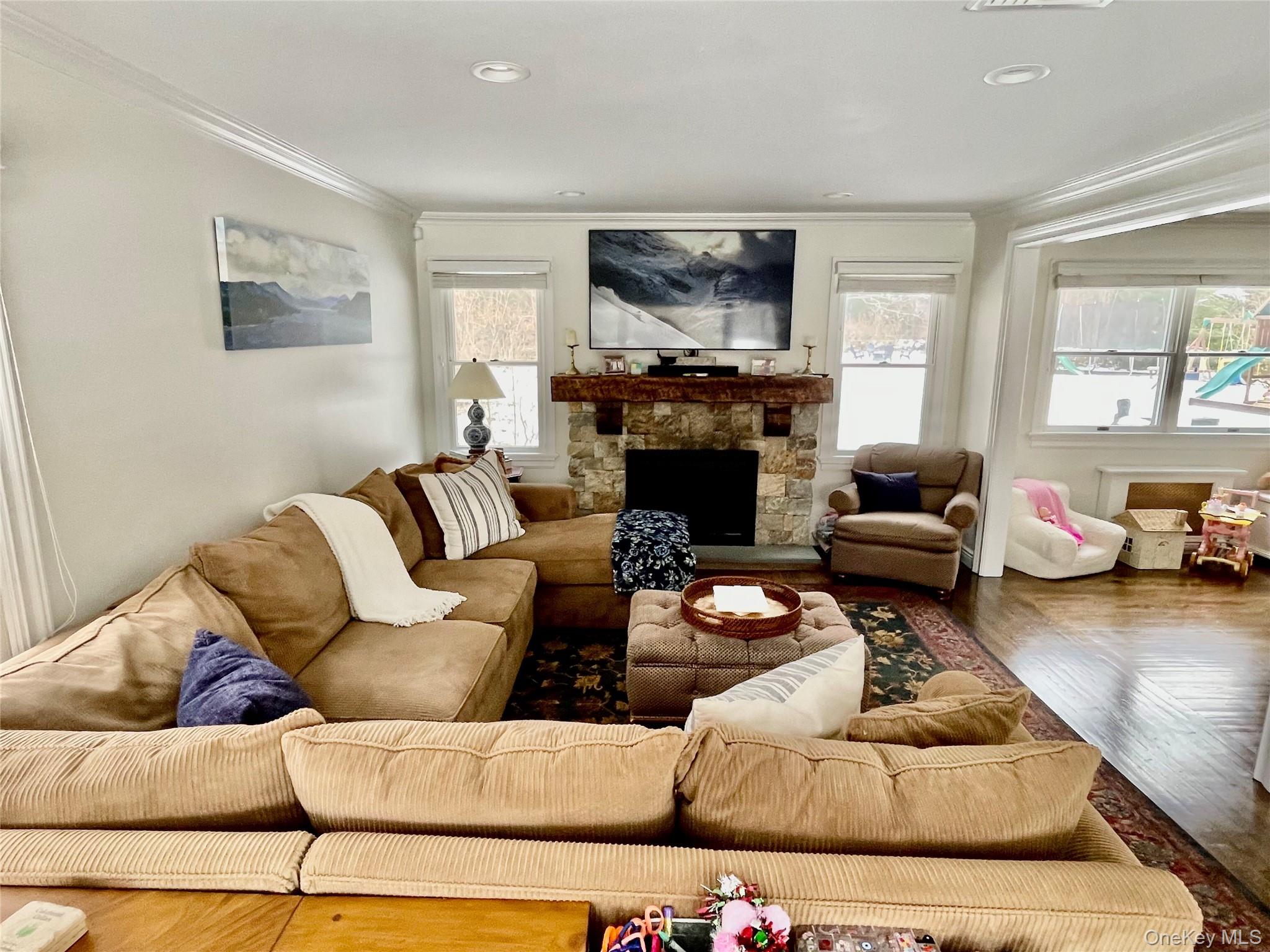 #5 photo, 30 Carnegie Avenue, Huntington , NY 11743