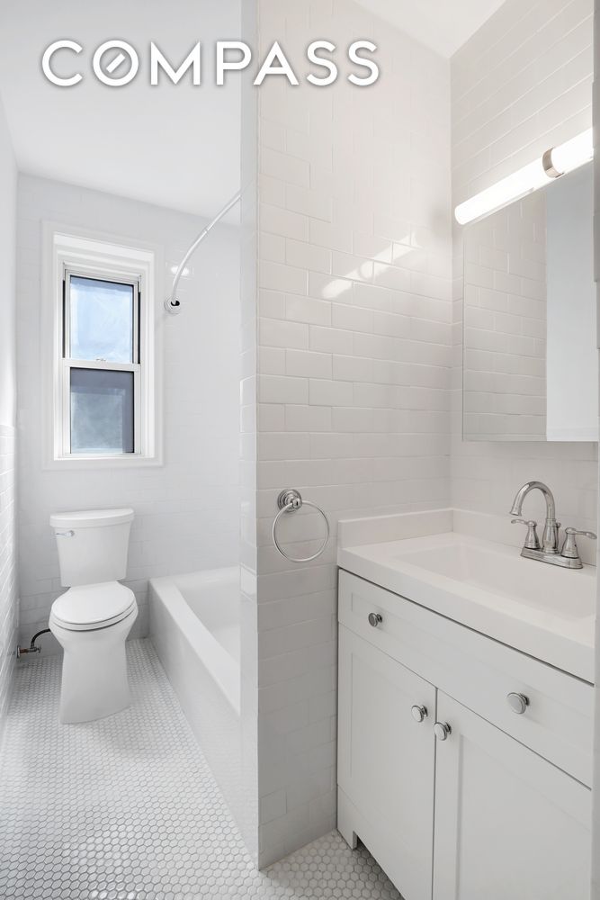 #8 photo, 300 W 53rd Street, मैनहटन Hell's Kitchen , NY 10019