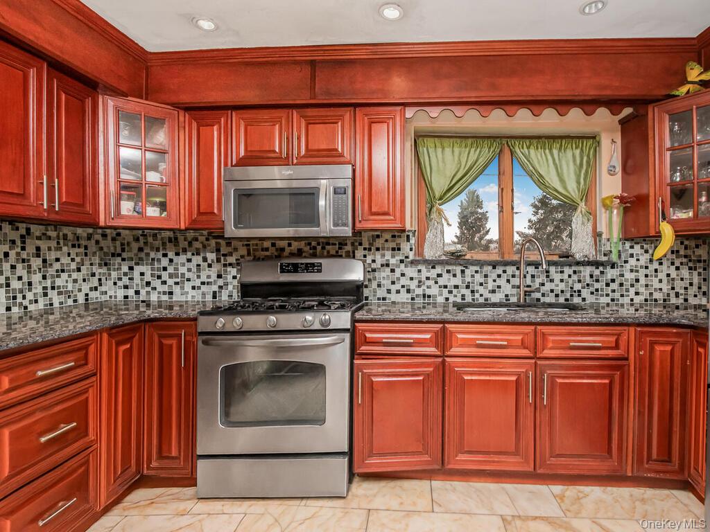 #7 photo, 4190 E Tremont Avenue, Bronx , NY 10465