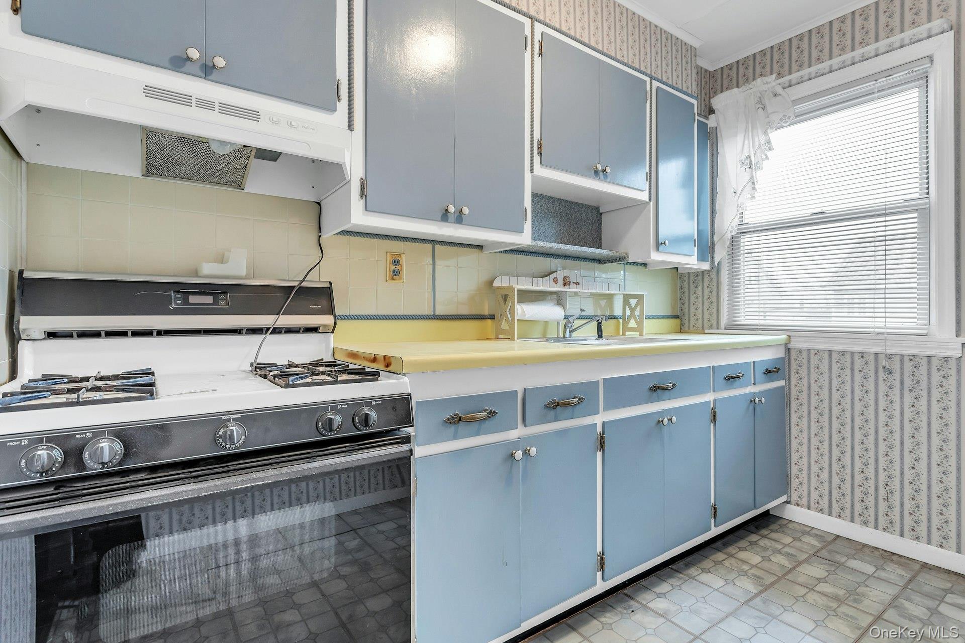 #12 photo, 88-30 79th Avenue, Glendale , NY 11385