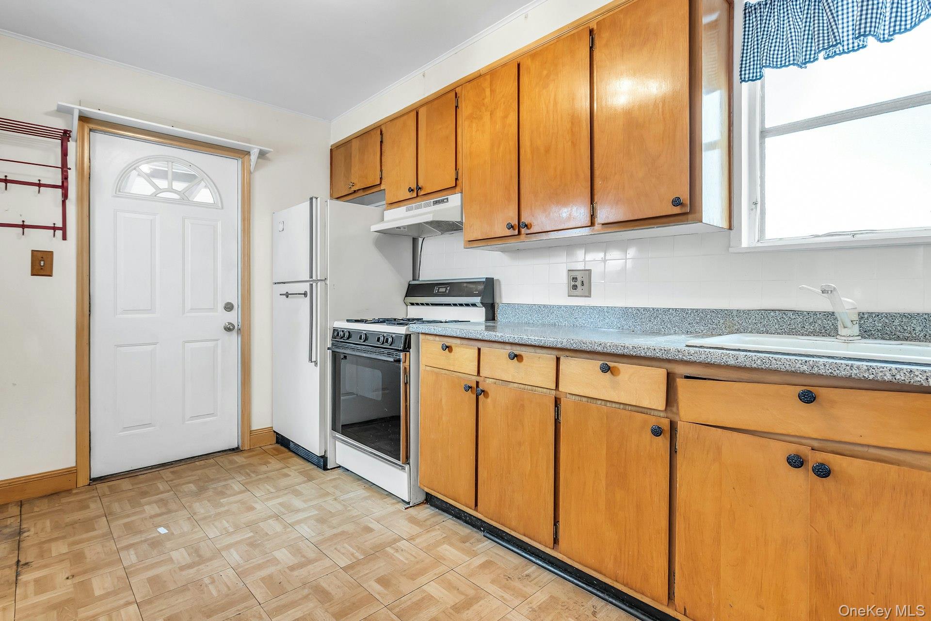 #6 photo, 88-30 79th Avenue, Glendale , NY 11385