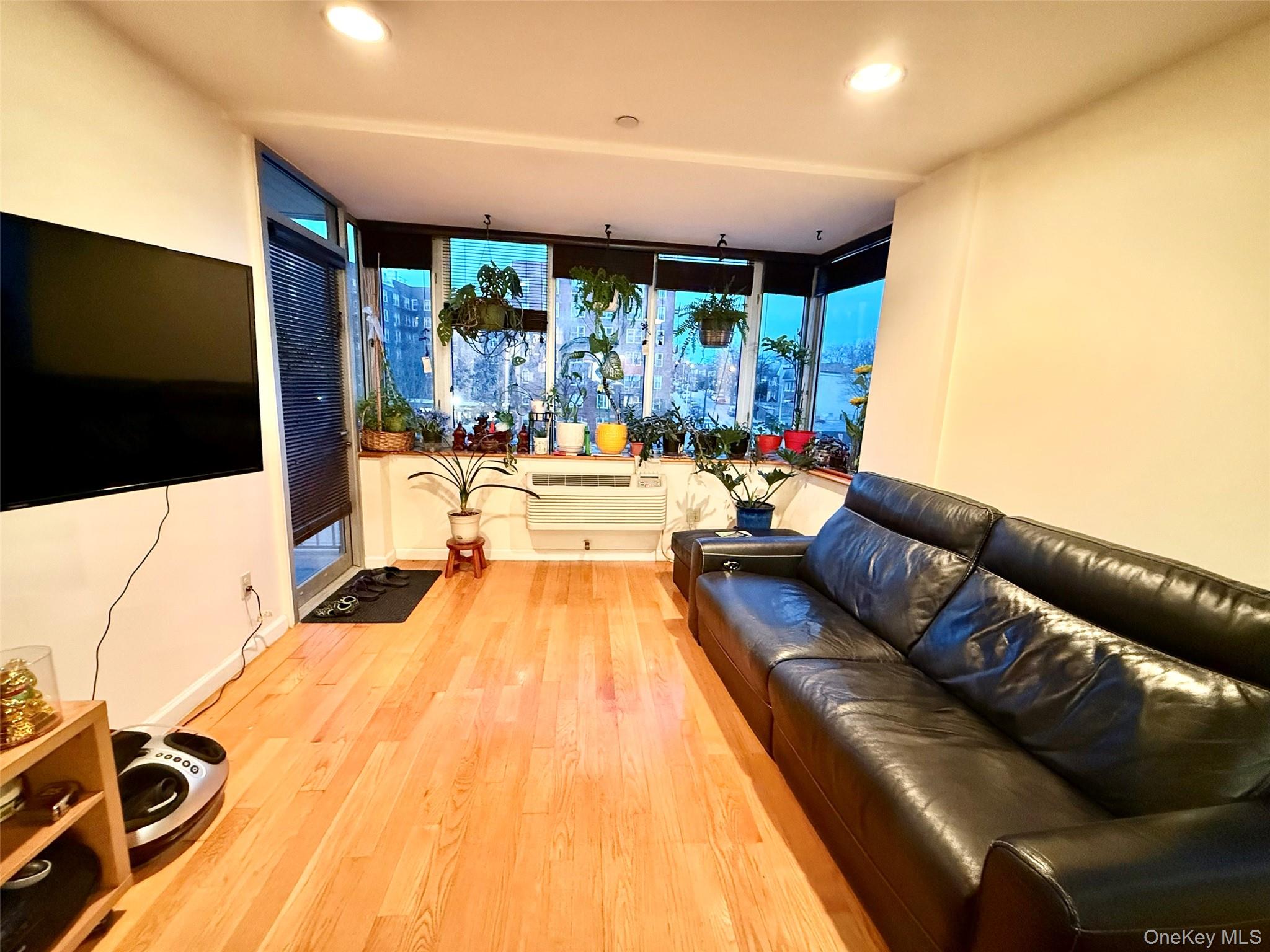 #16 photo, 63-14 Queens Boulevard, Woodside , NY 11377