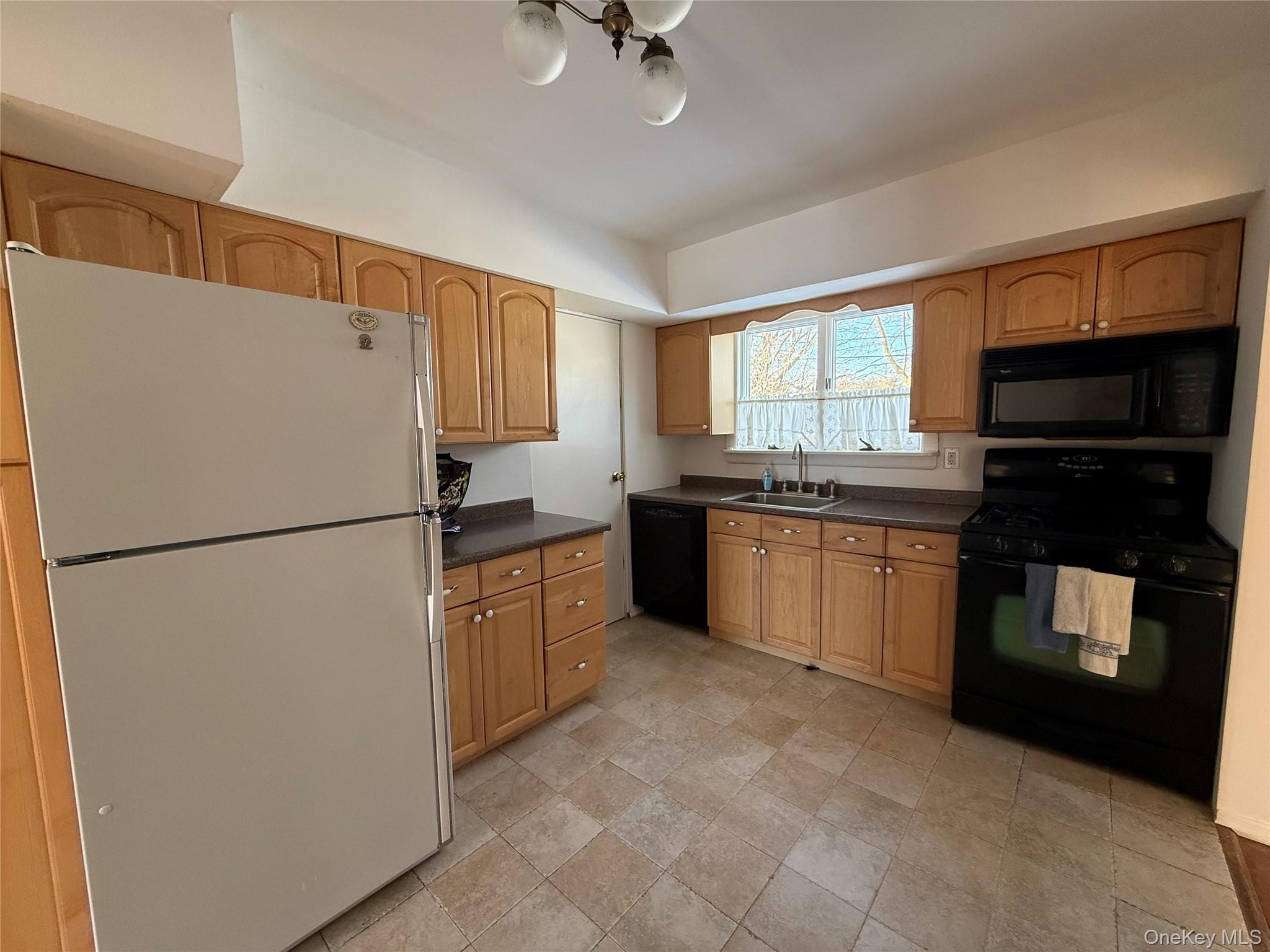 #11 photo, 9 Hayrick Lane, Commack , NY 11725