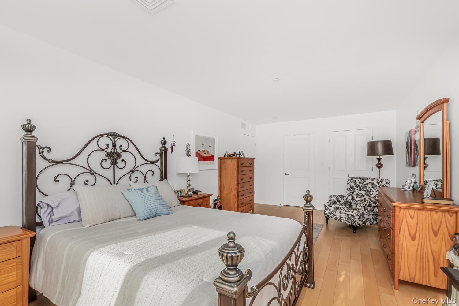 #9 photo, 1490 Outlook Avenue, Bronx , NY 10465