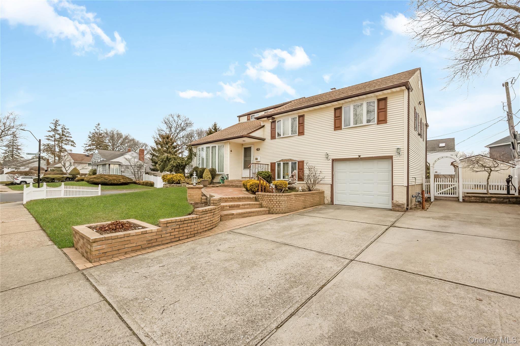 #2 photo, 49 Amherst Drive, 롱 아일랜드 Massapequa , NY 11758