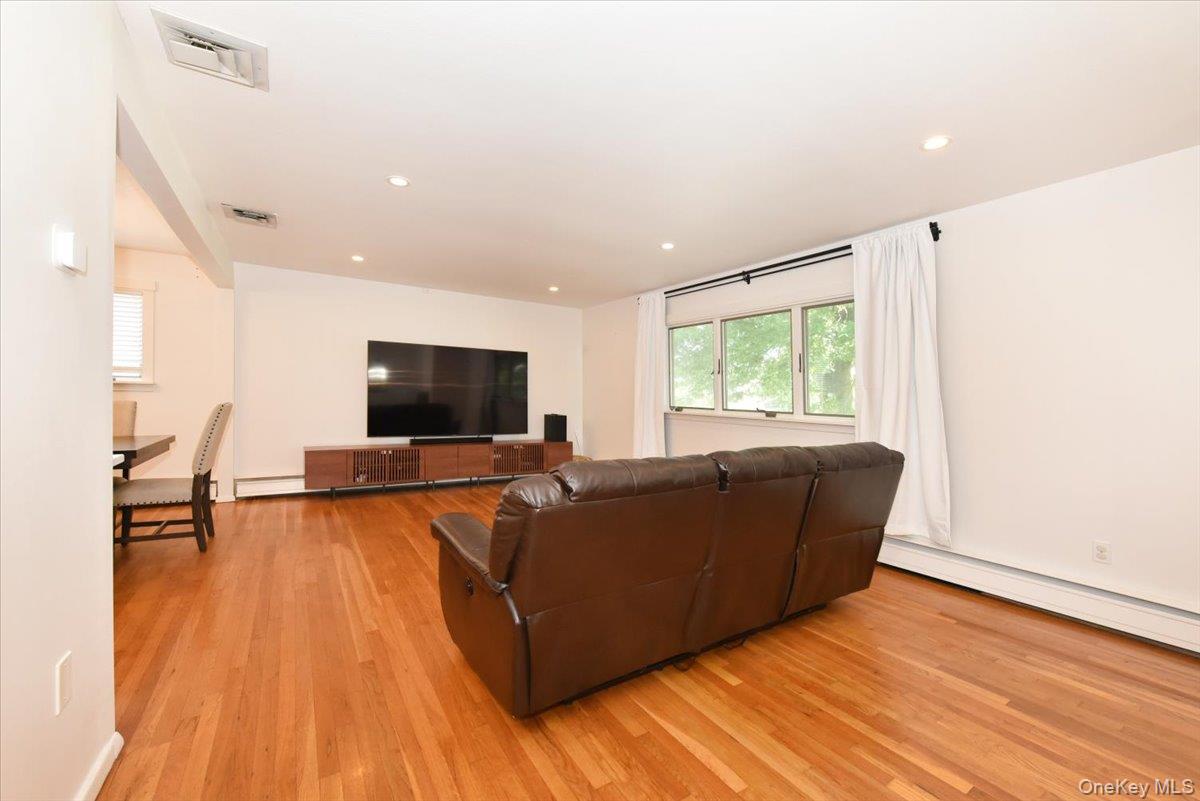 #4 photo, 18 Cumberland Street, Rockville Centre , NY 11570