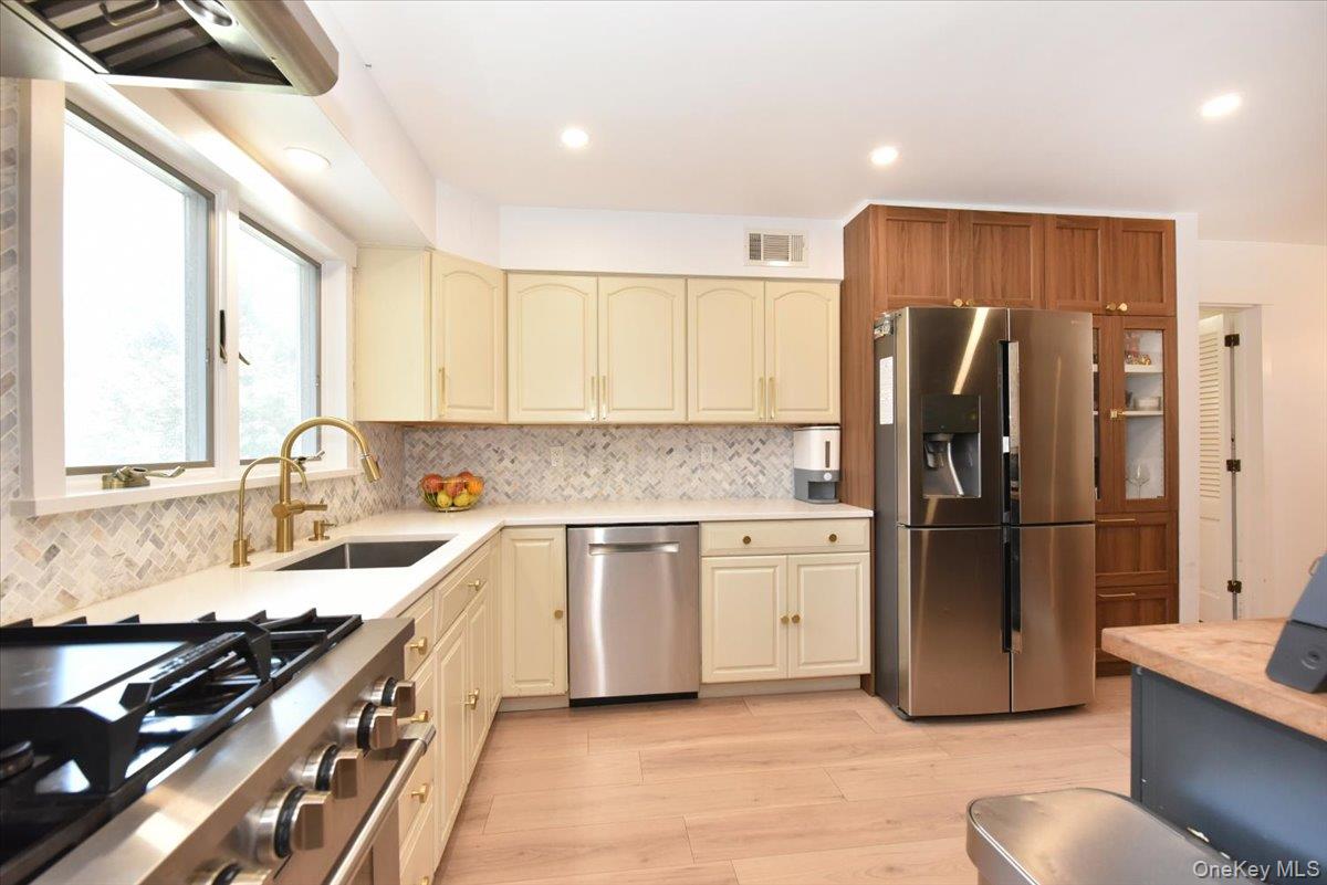 #7 photo, 18 Cumberland Street, Rockville Centre , NY 11570