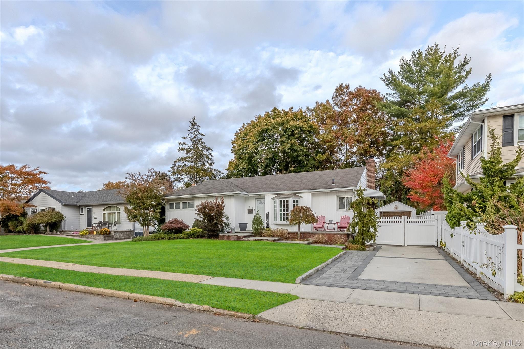 #4 photo, 527 Spruce Lane, East Meadow , NY 11554