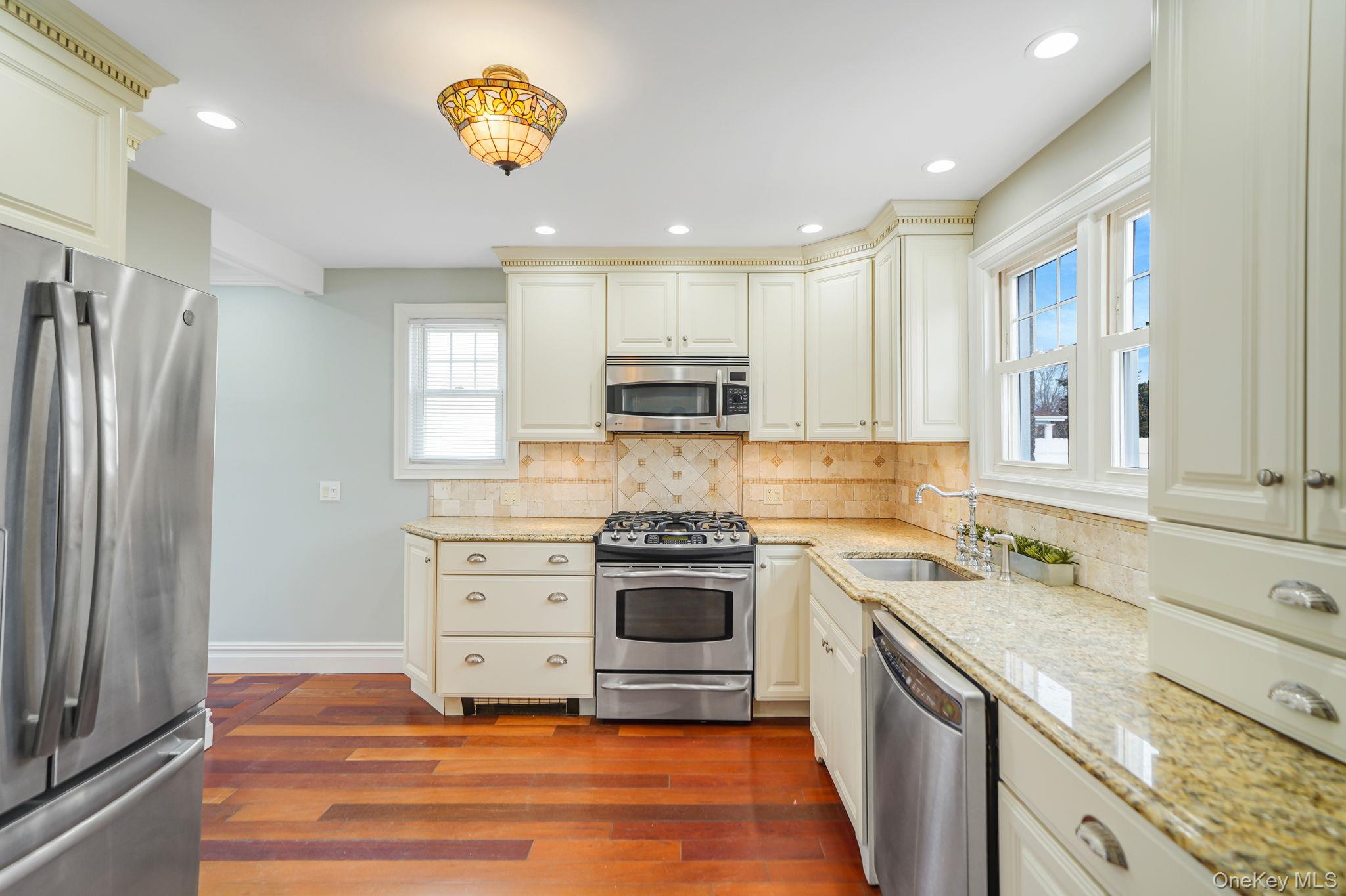 #10 photo, 191 Smith Avenue, सफ़ोक काउंटी Islip , NY 11751