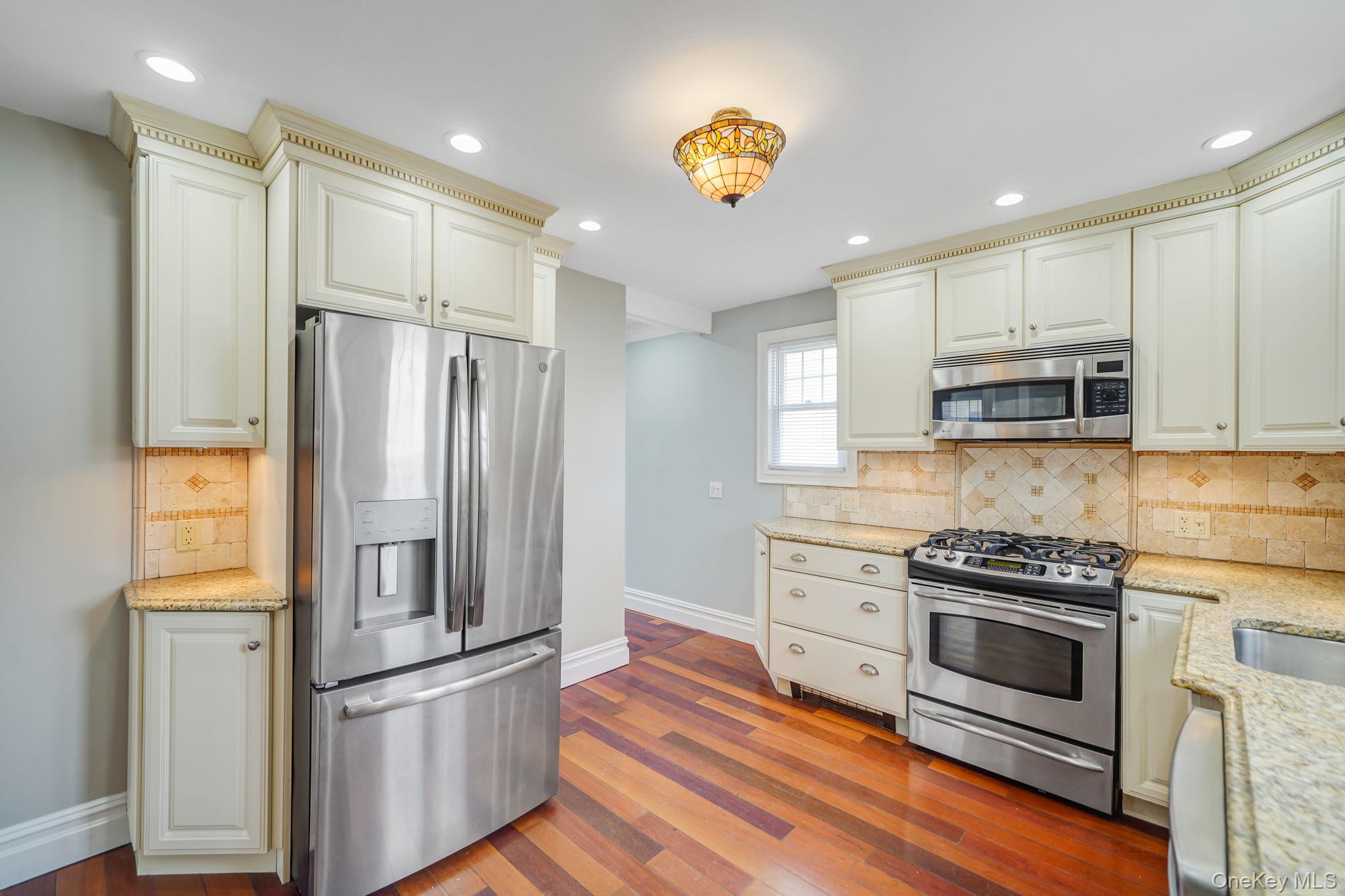 #11 photo, 191 Smith Avenue, सफ़ोक काउंटी Islip , NY 11751