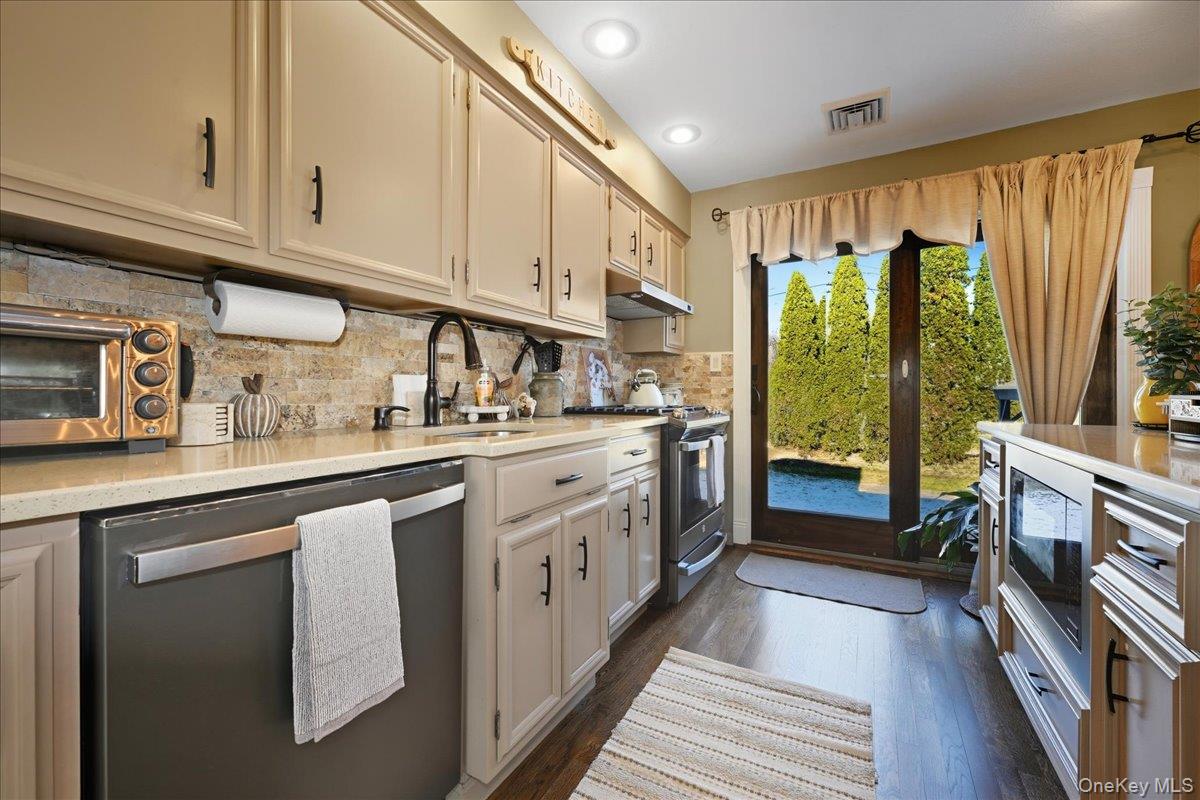 #14 photo, 1356 Blue Spruce Lane, Wantagh , NY 11793