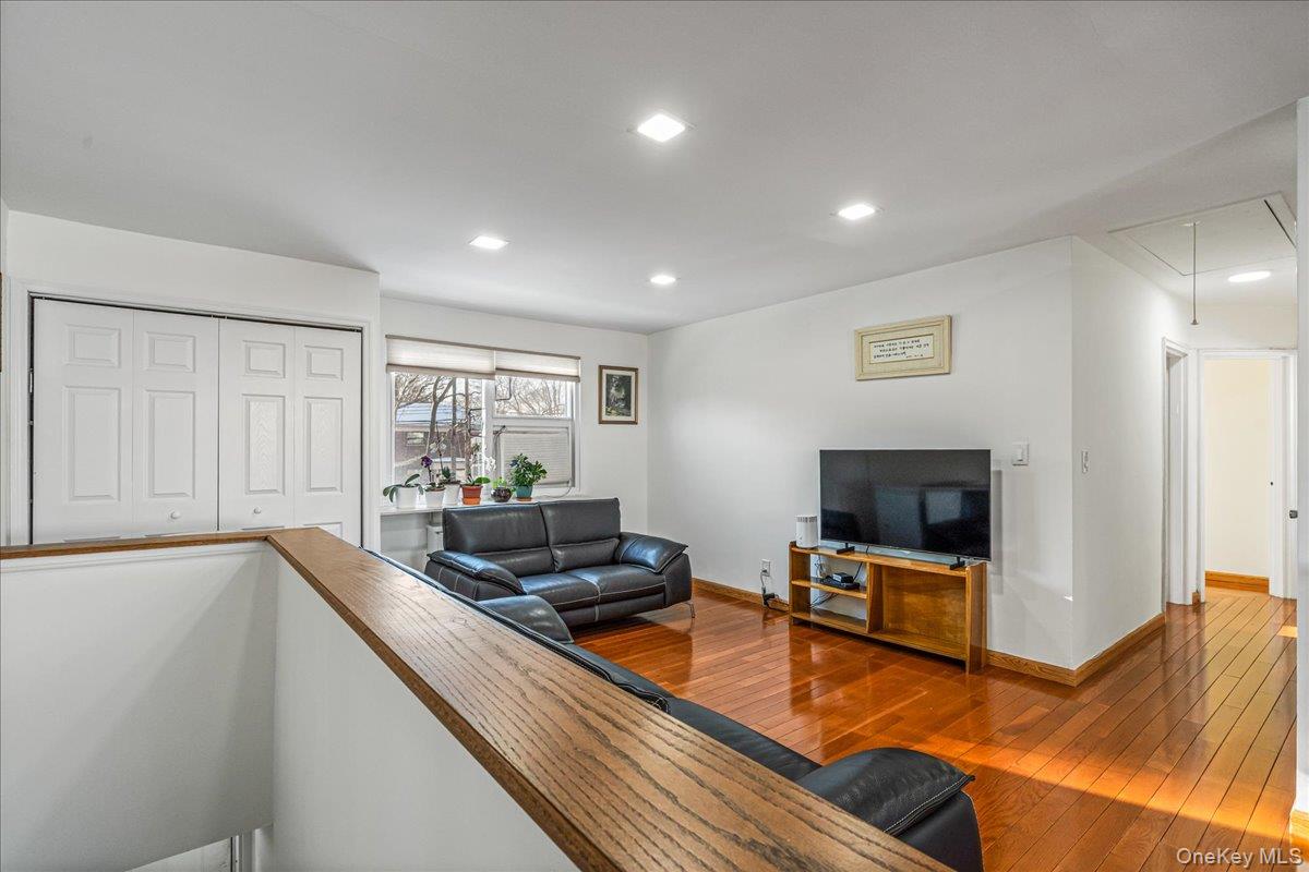 #19 photo, 218-07 73rd Avenue, Bayside , NY 11364