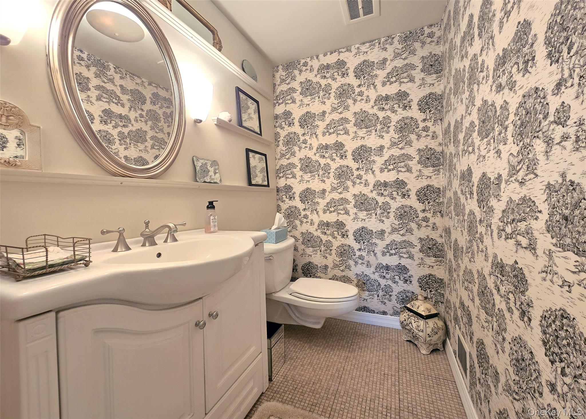 #14 photo, 1435 Broadway Avenue, Holbrook , NY 11741