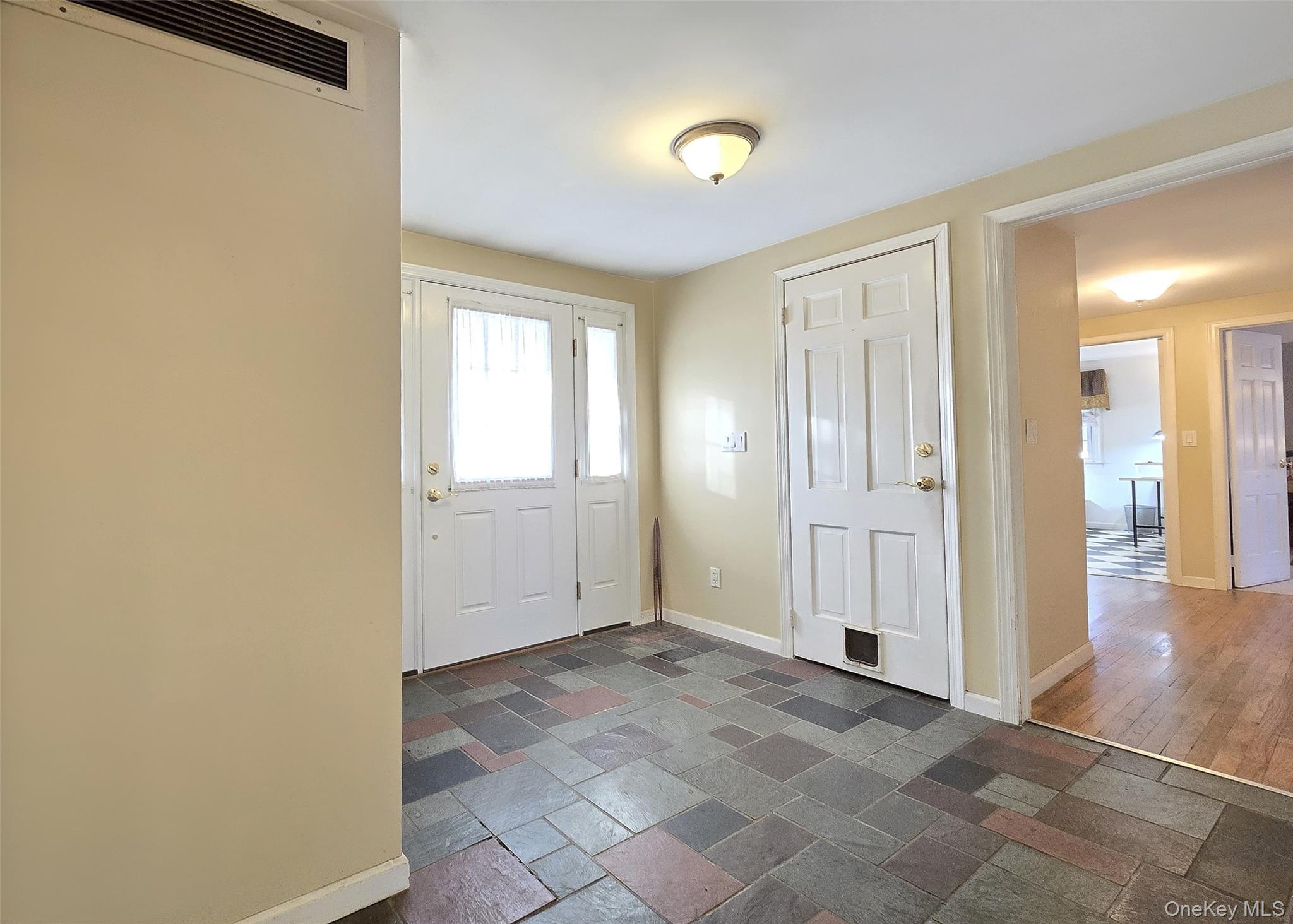 #18 photo, 1435 Broadway Avenue, Holbrook , NY 11741