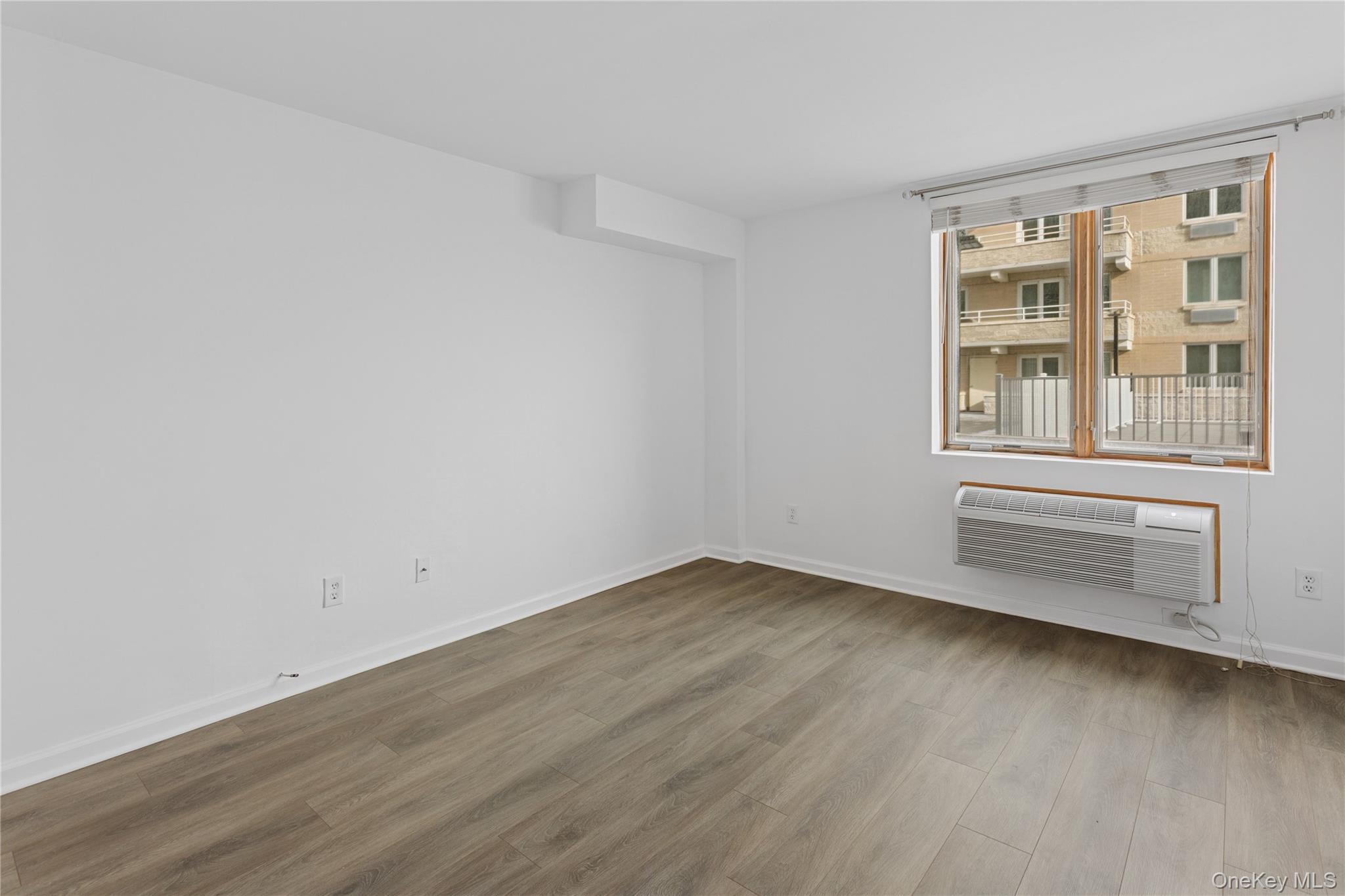 #13 photo, 450 W Broadway, नासाउ काउंटी Long Beach , NY 11561