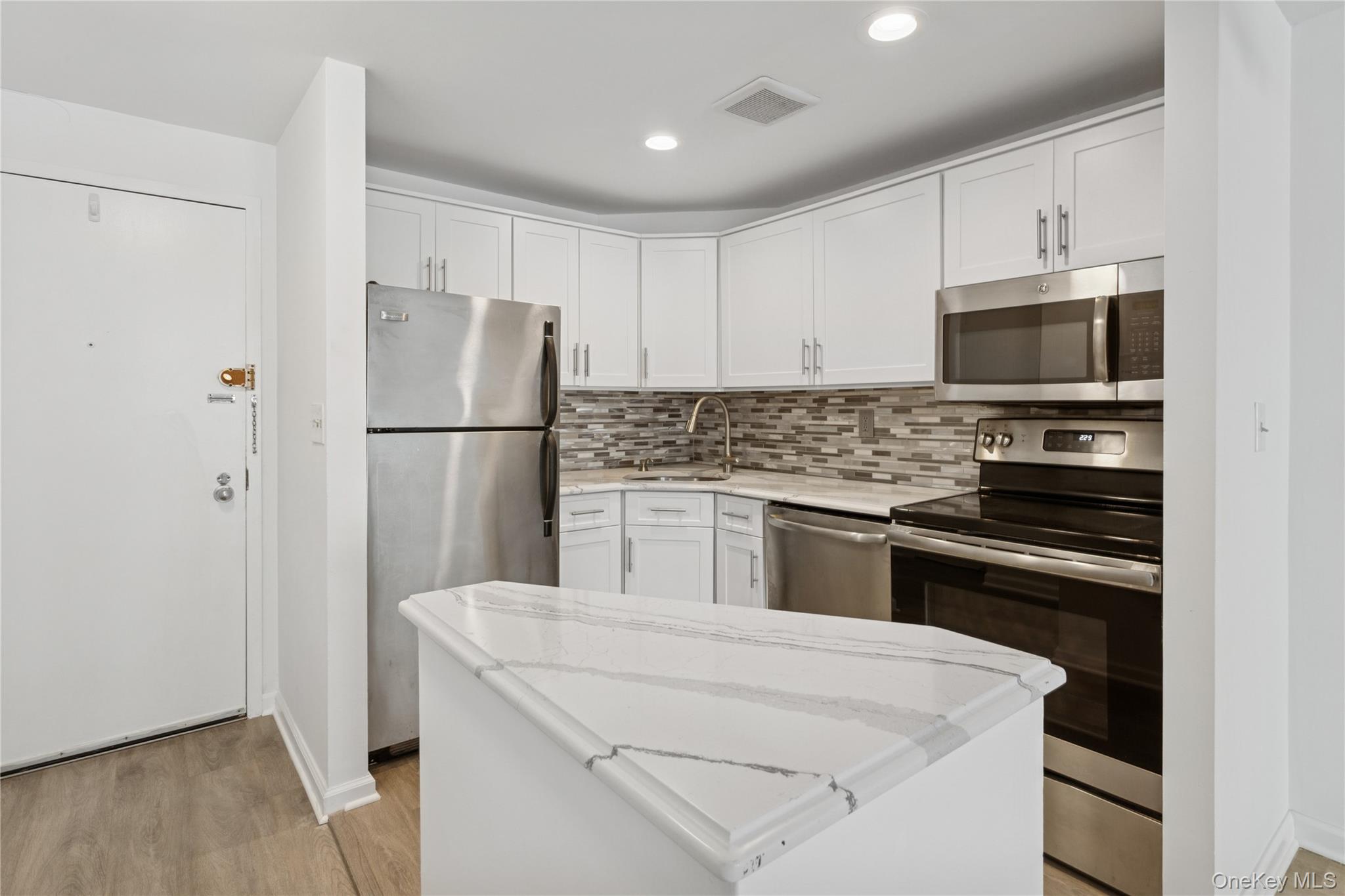 #6 photo, 450 W Broadway, नासाउ काउंटी Long Beach , NY 11561