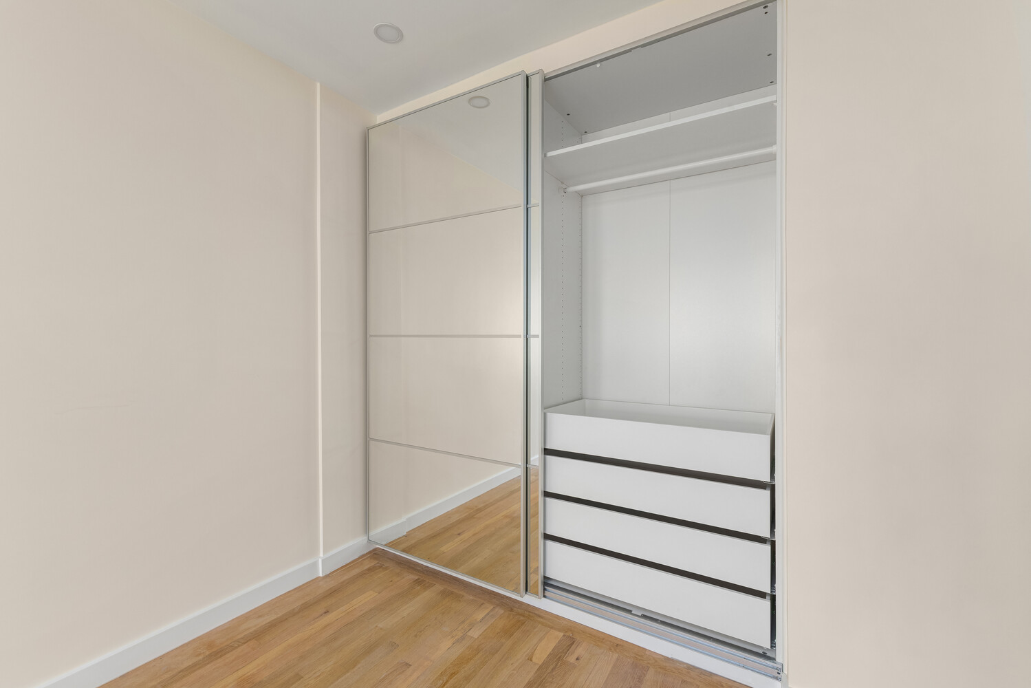 #10 photo, 60 E 9TH Street, Greenwich Village , NY 10003