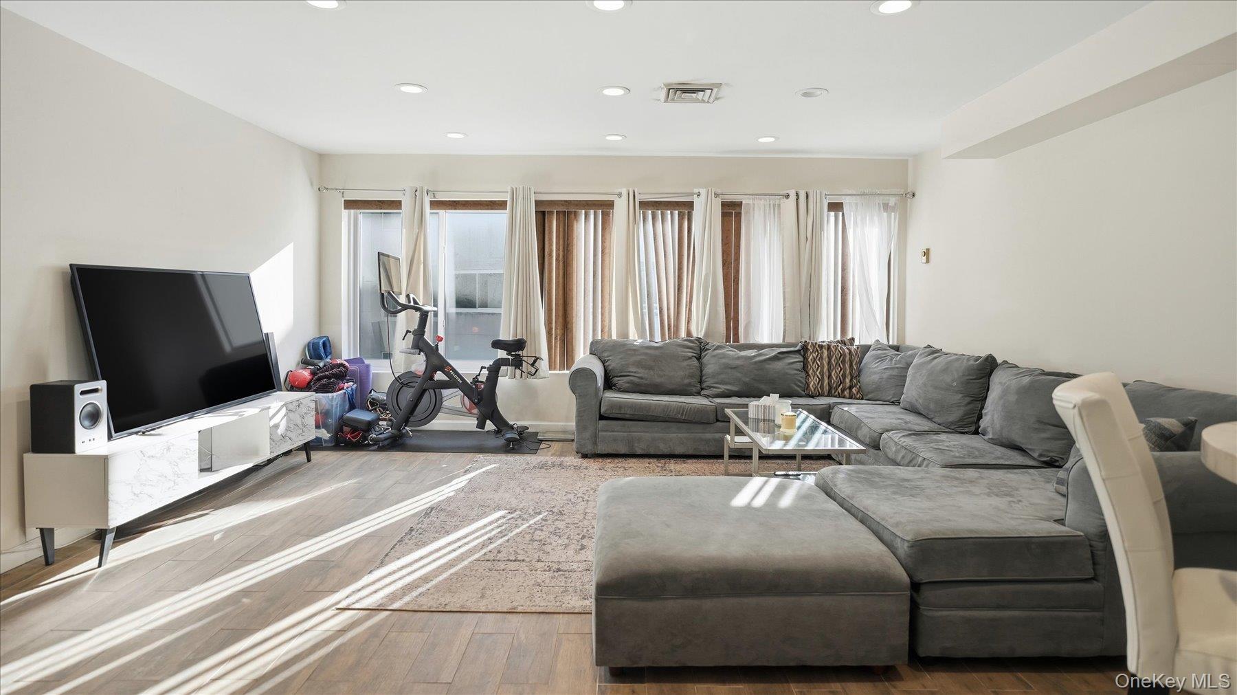 #7 photo, 100 Cuttermill Road, Great Neck , NY 11021