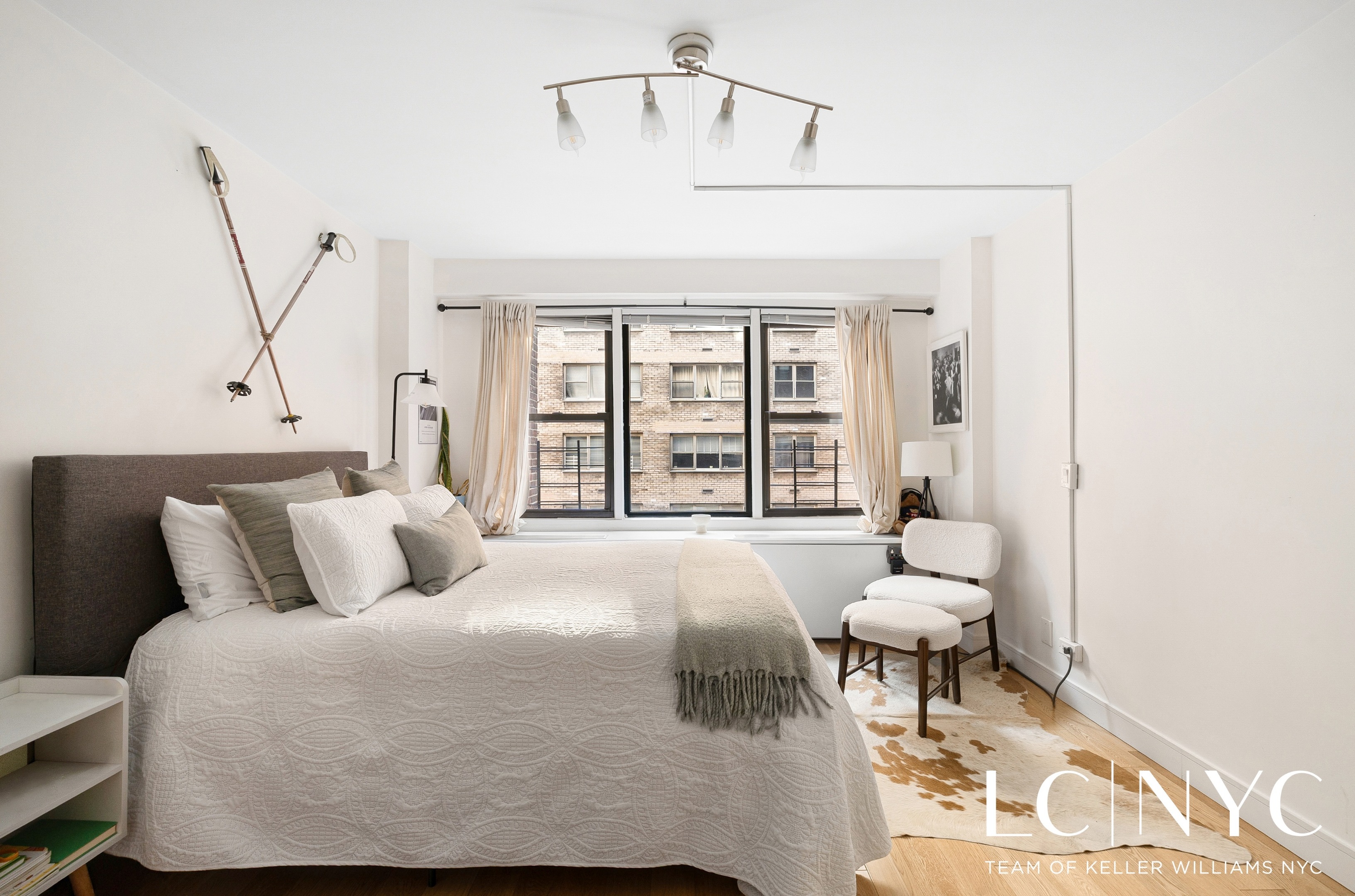 #14 photo, 220 E 54th Street, Midtown , NY 10022