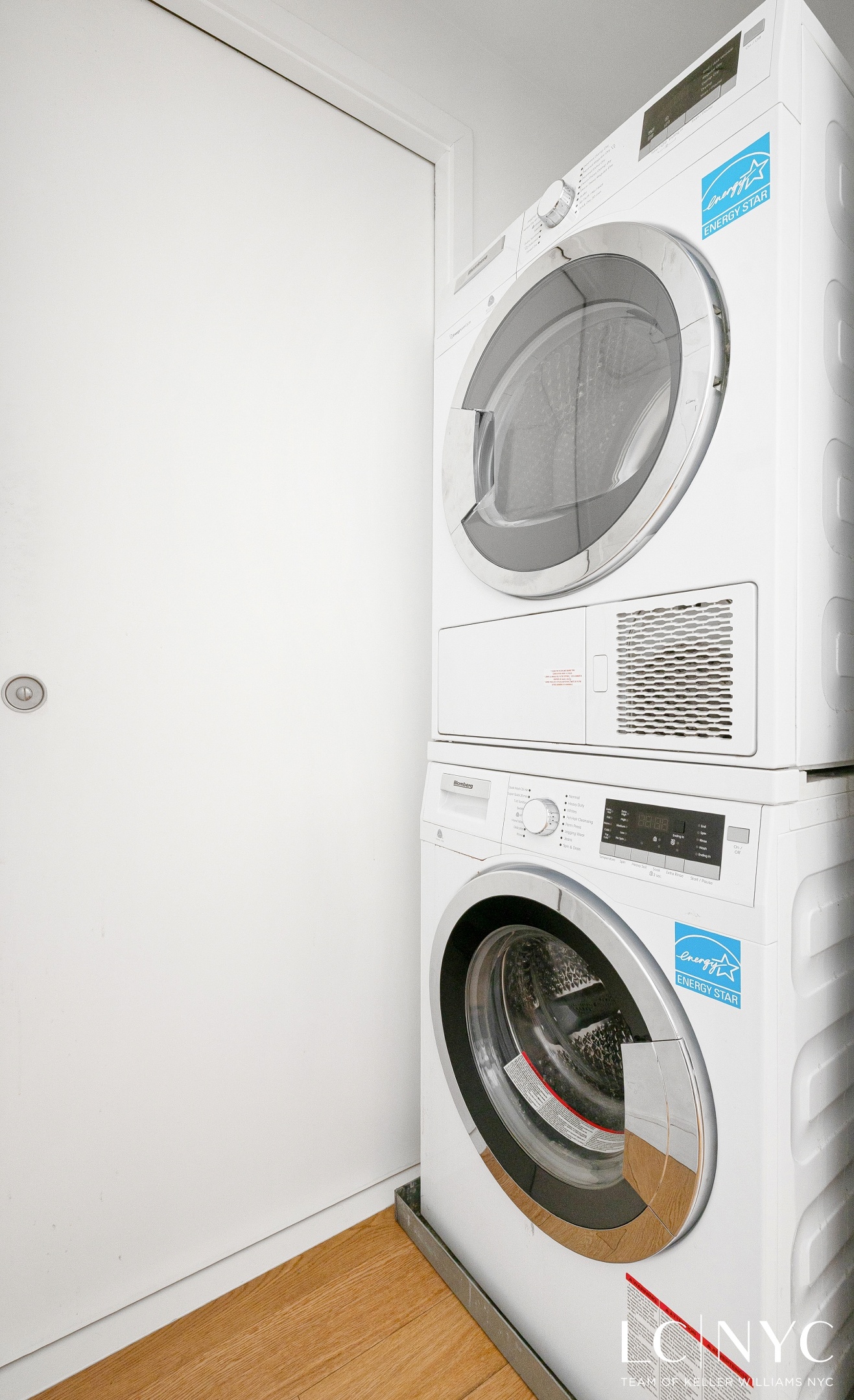 #17 photo, 220 E 54th Street, Midtown , NY 10022