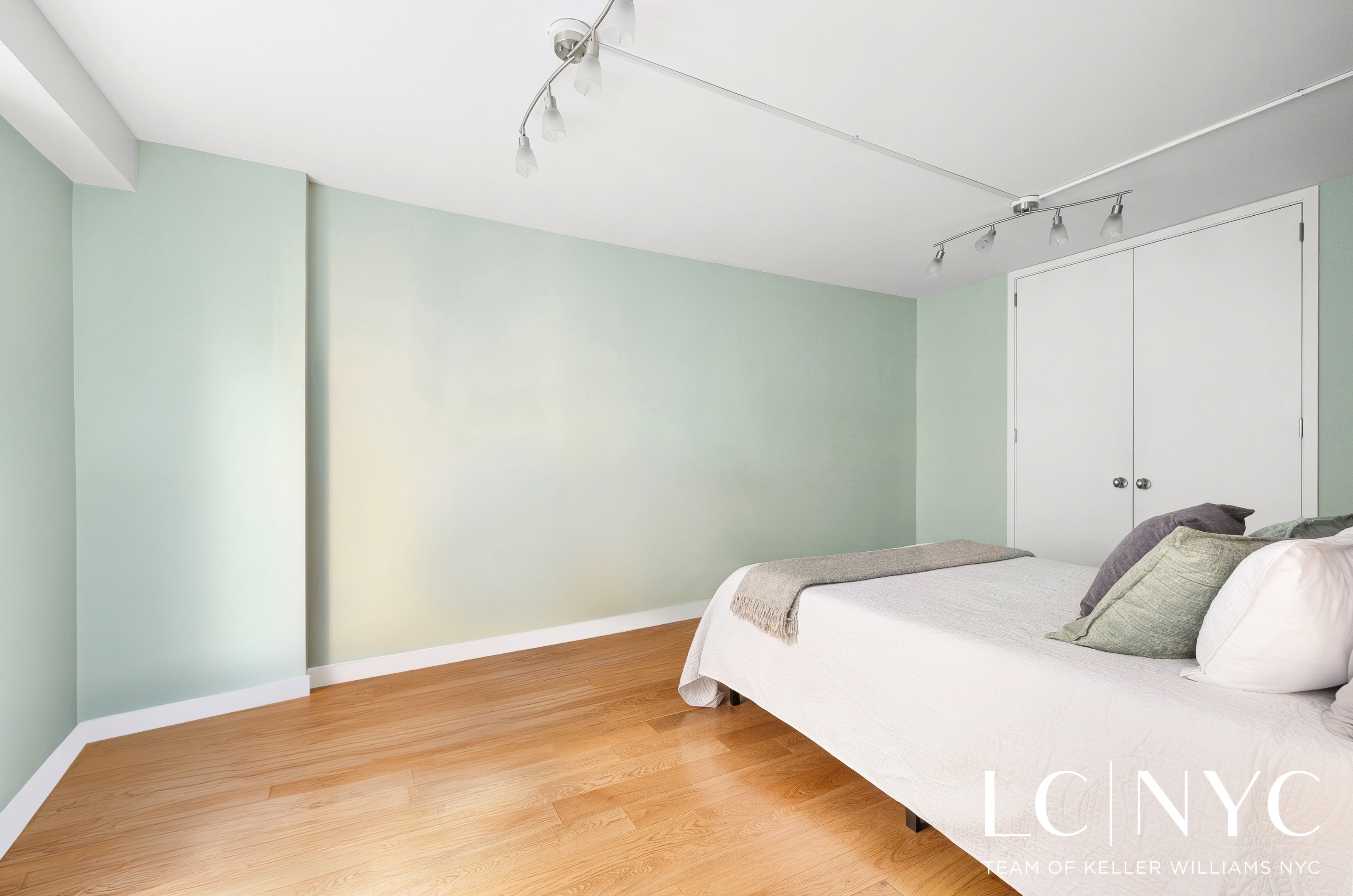 #8 photo, 220 E 54th Street, Midtown , NY 10022