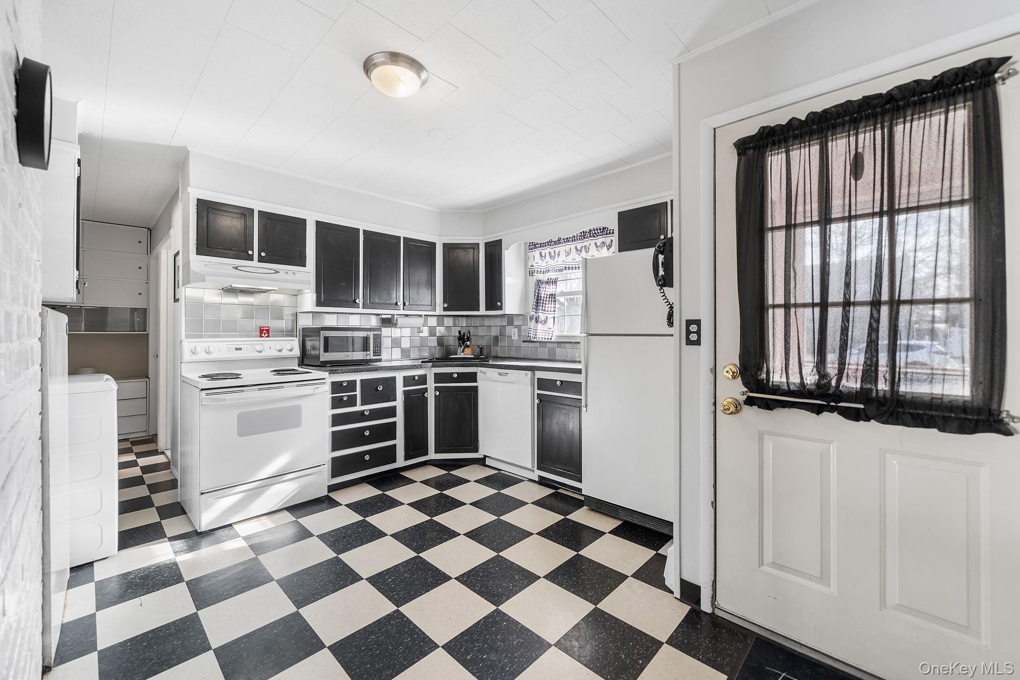 #8 photo, 111 Stirrup Lane, Levittown , NY 11756