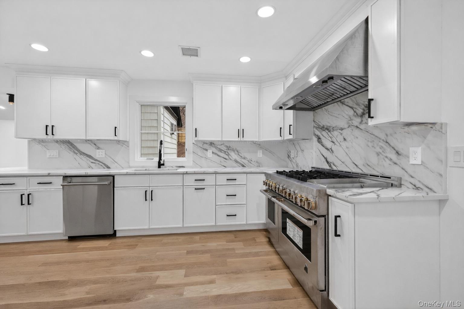 #16 photo, 199 Salem Road, East Hills , NY 11577