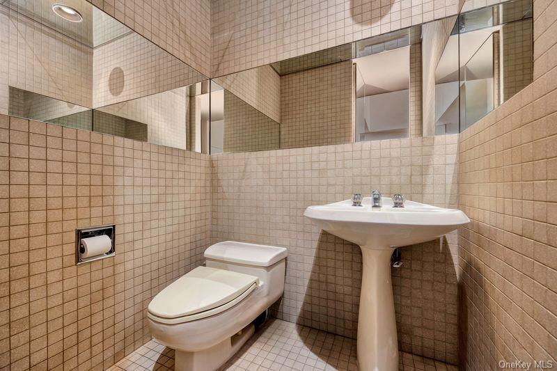 #18 photo, 27 Fairway Drive, Manhasset , NY 11030