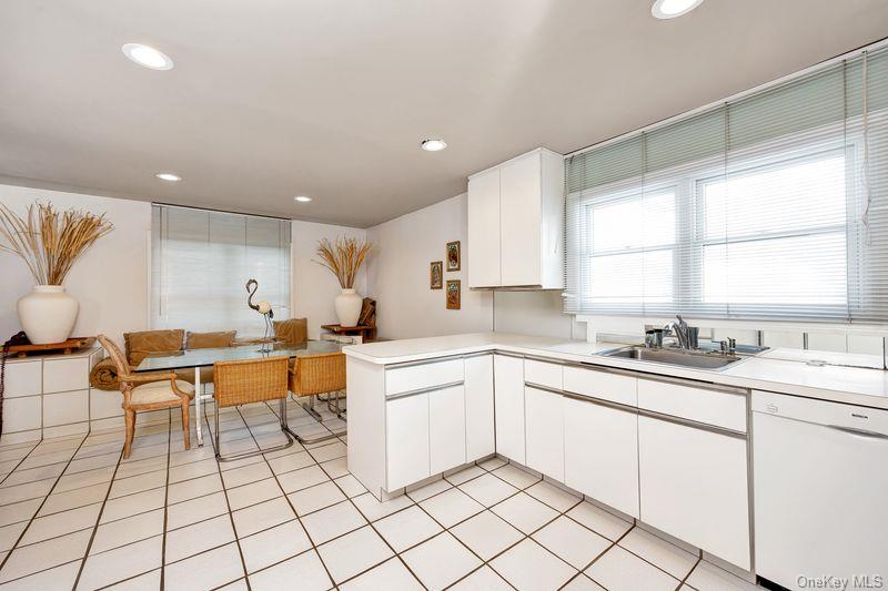 #8 photo, 27 Fairway Drive, Manhasset , NY 11030