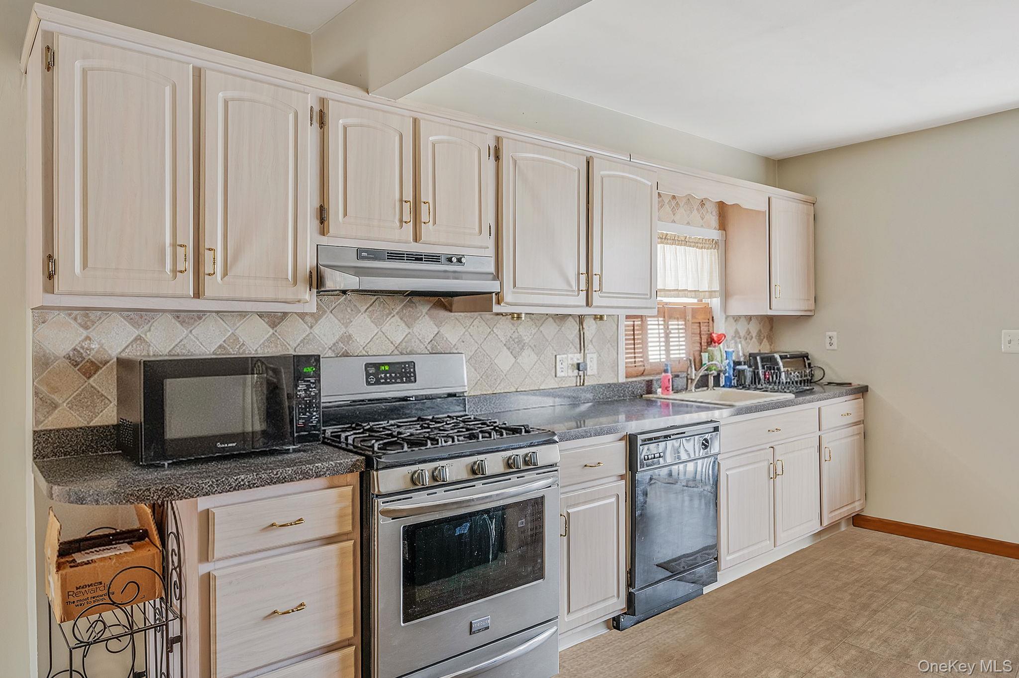 #13 photo, 704 S 5th Street, Lindenhurst , NY 11757