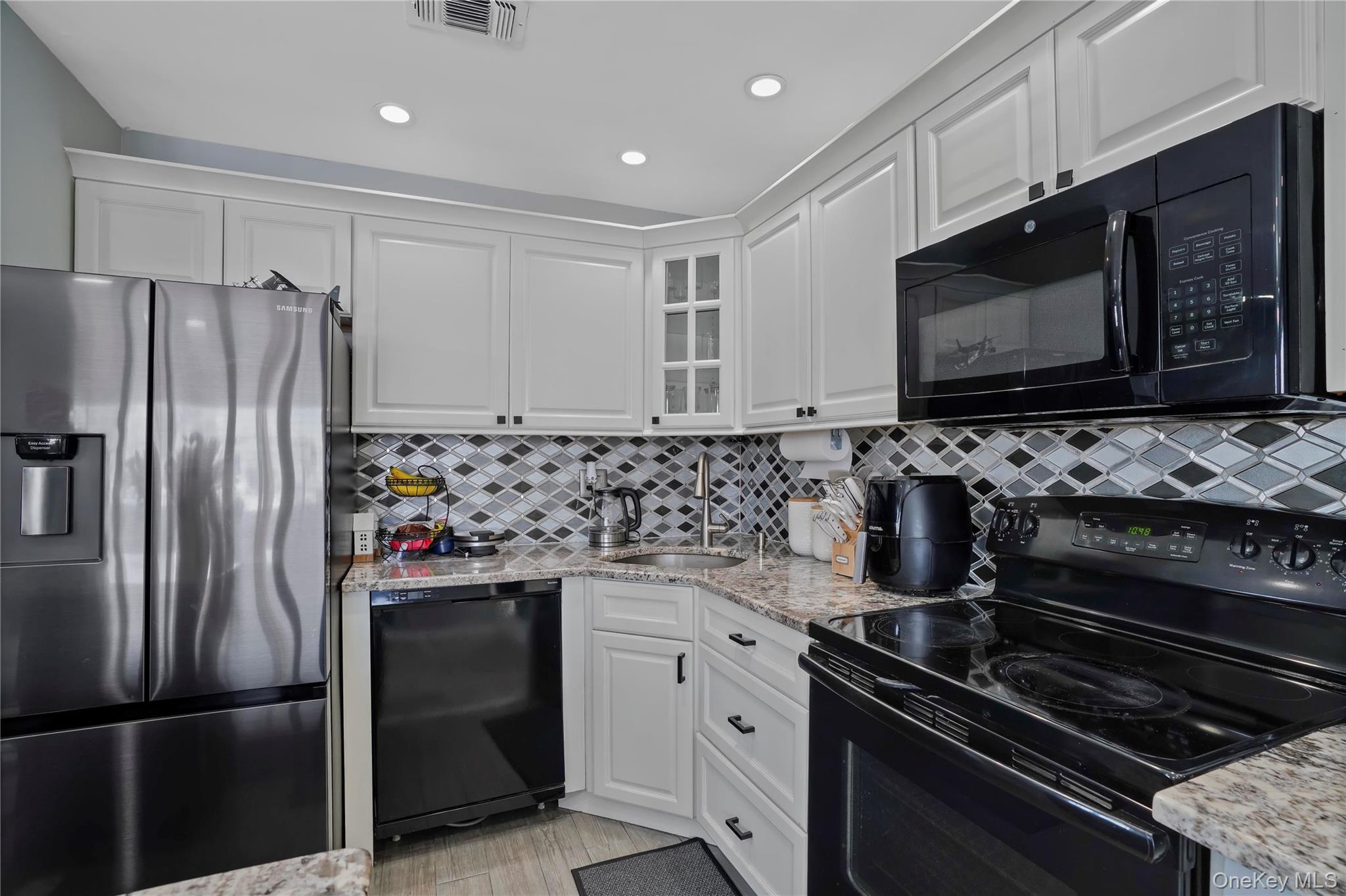 #20 photo, 825 S Ocean Avenue, ناسو Freeport , NY 11520