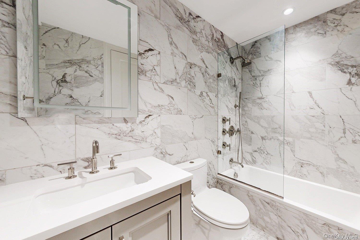 #12 photo, 641 5th Avenue, New York (Manhattan) , NY 10022