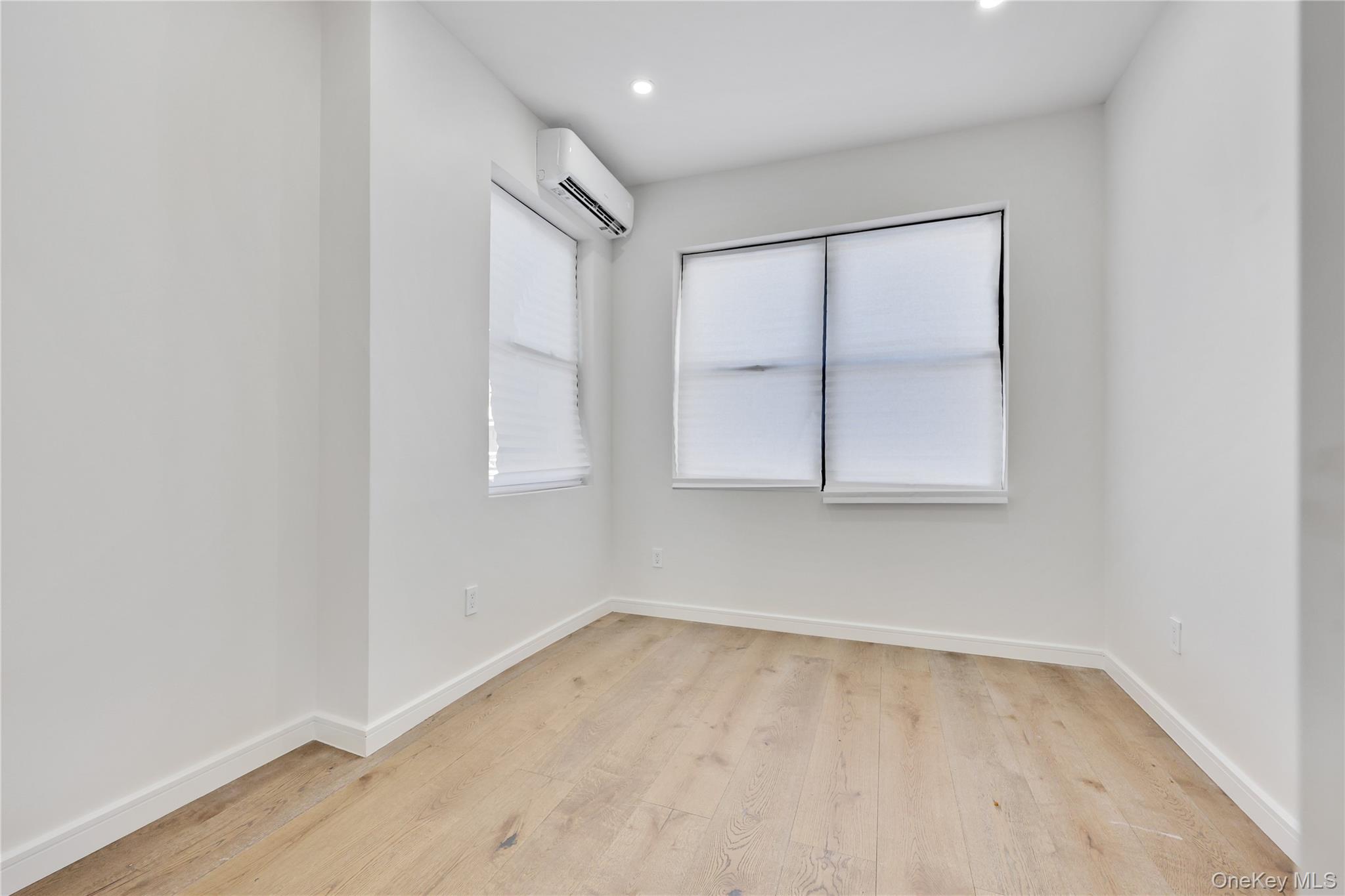 #7 photo, 962 east 221 Street, Bronx , NY 10469