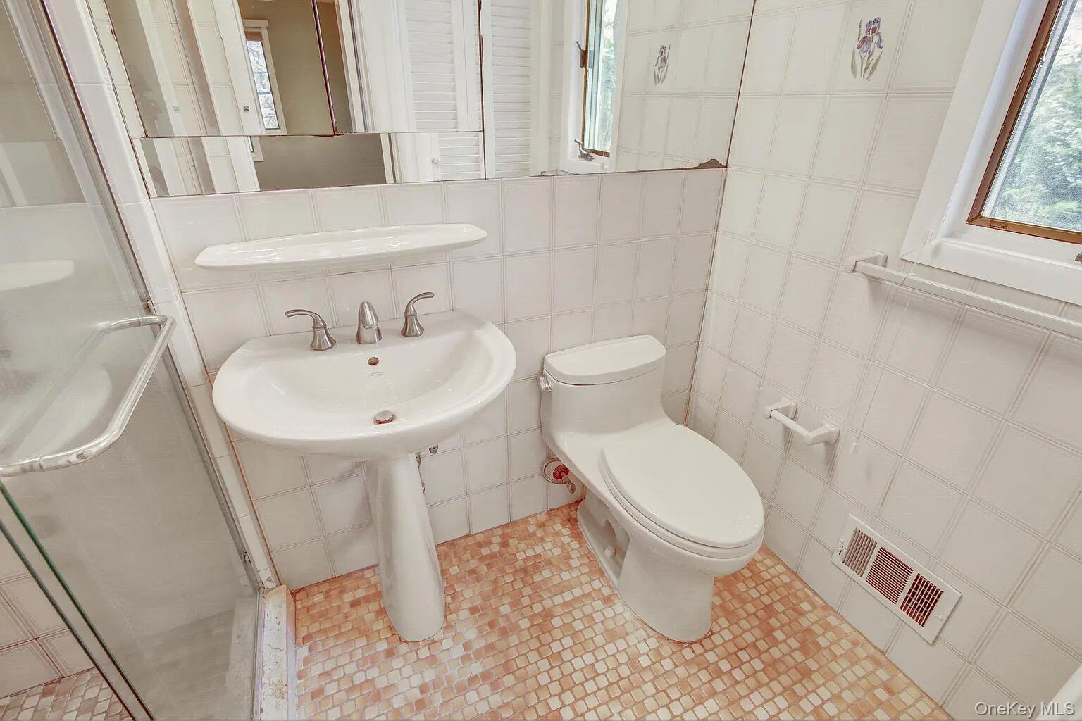 #12 photo, 25 North Drive, Great Neck , NY 11021