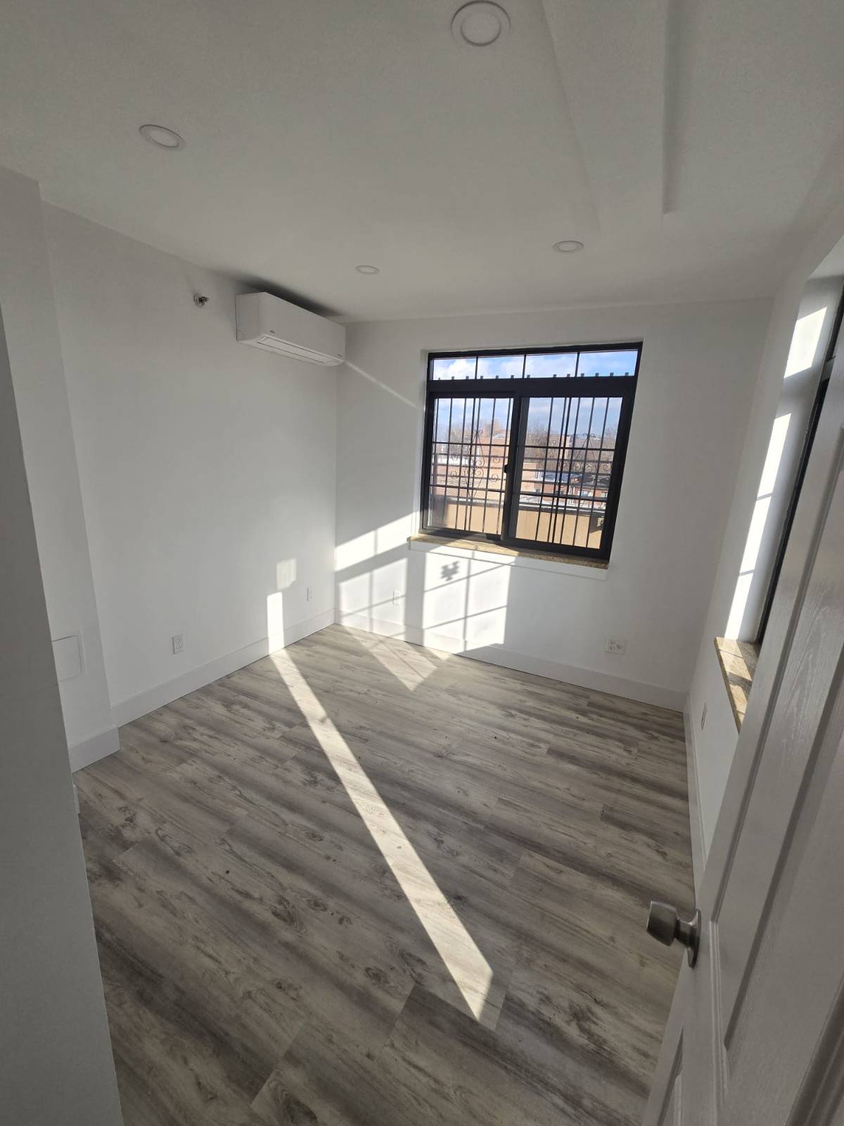 #13 photo, 4120 71 ST, Woodside , NY 11377