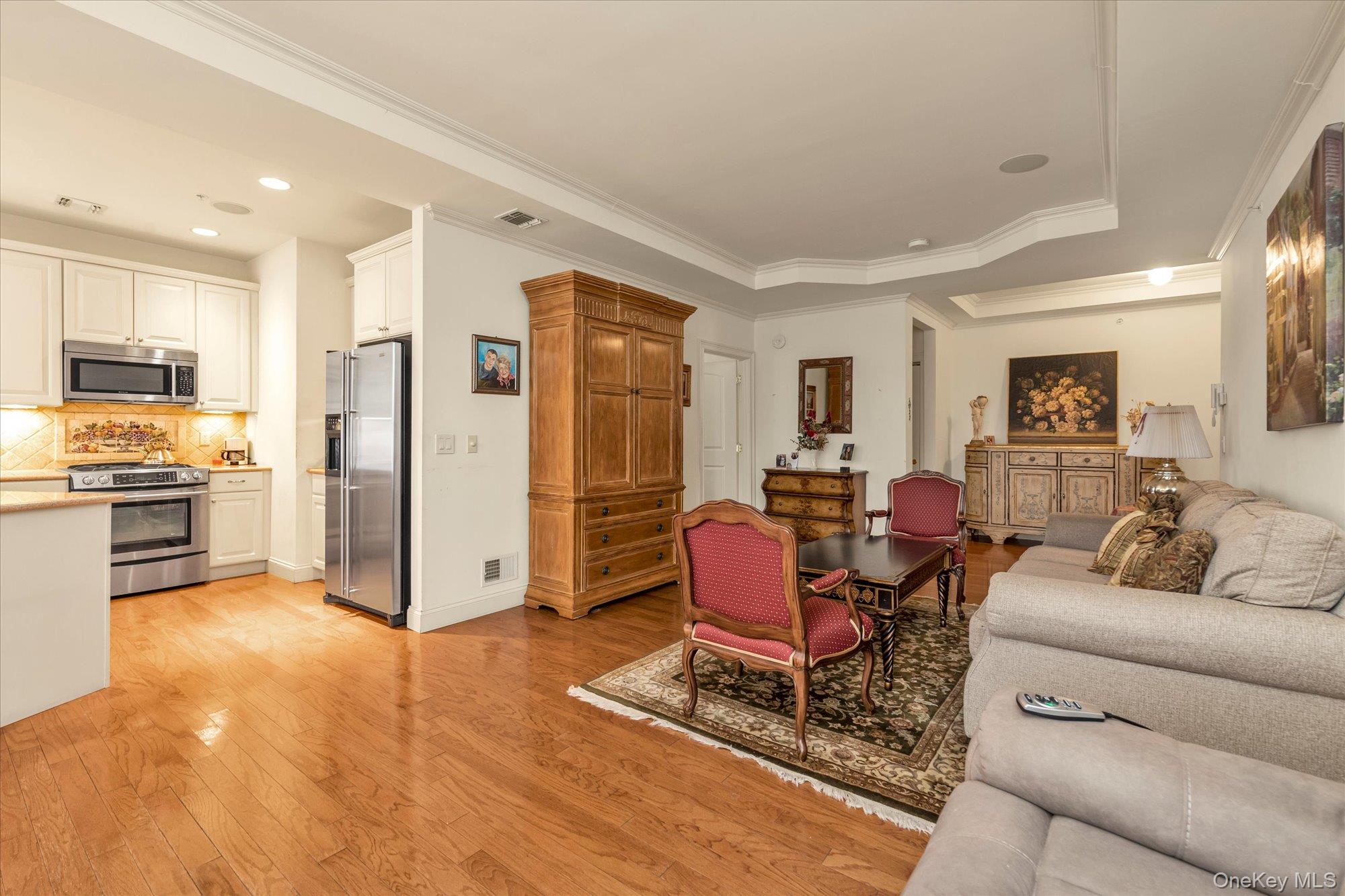 #9 photo, 568 Pacing Way, Westbury , NY 11590