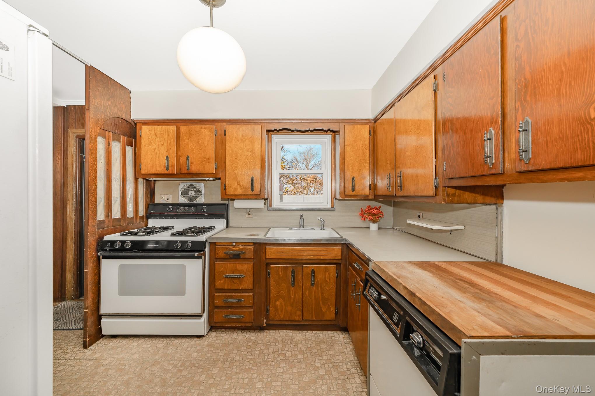 #10 photo, 2 Parkview Place, Elmont , NY 11003