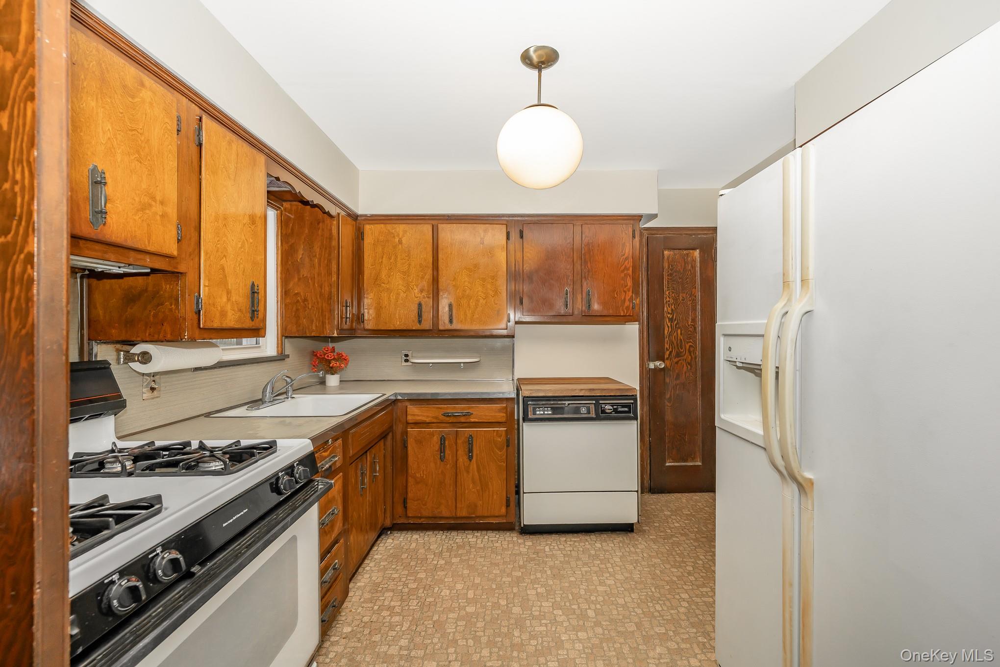 #9 photo, 2 Parkview Place, Elmont , NY 11003