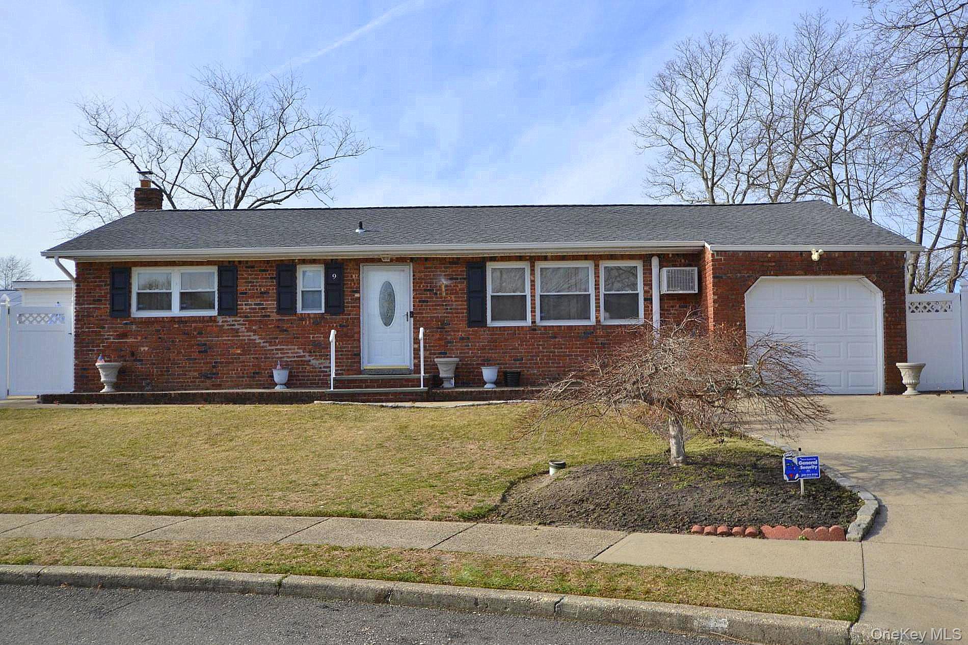 #1 photo, 9 Tory Court, Holbrook , NY 11741