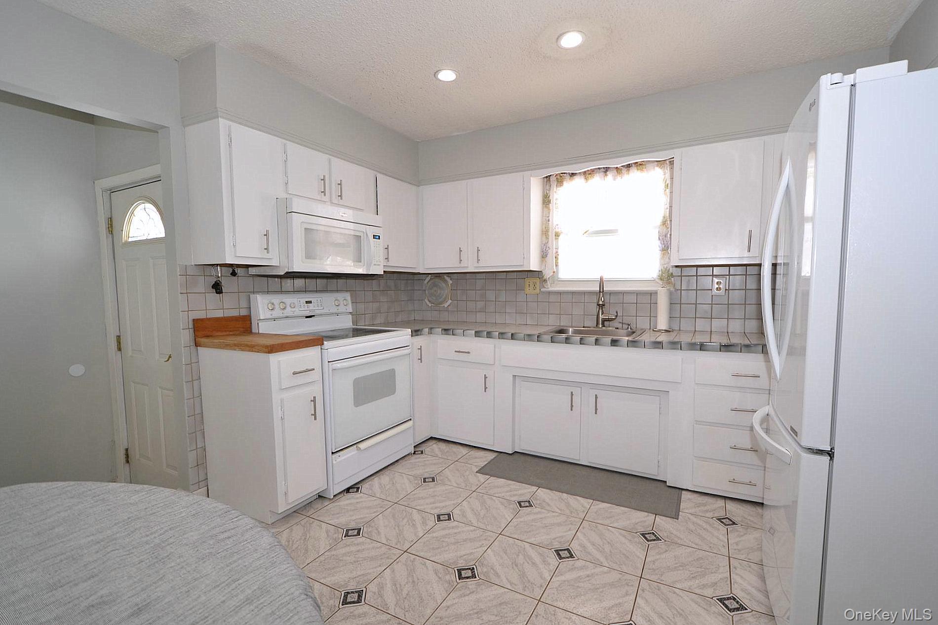 #4 photo, 9 Tory Court, Holbrook , NY 11741