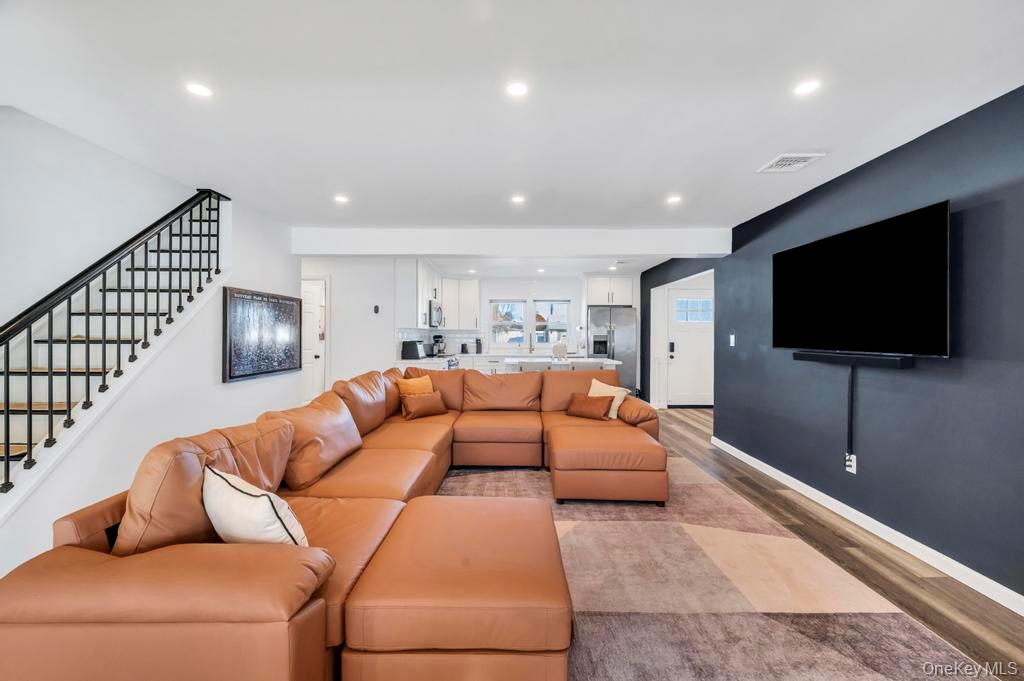 #8 photo, 10 Petal Lane, Hicksville , NY 11801