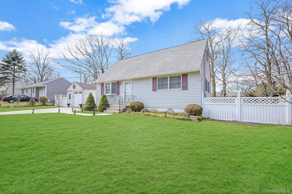 #2 photo, 15 Lehigh Avenue, Саффолк ‖ Centereach , NY 11720